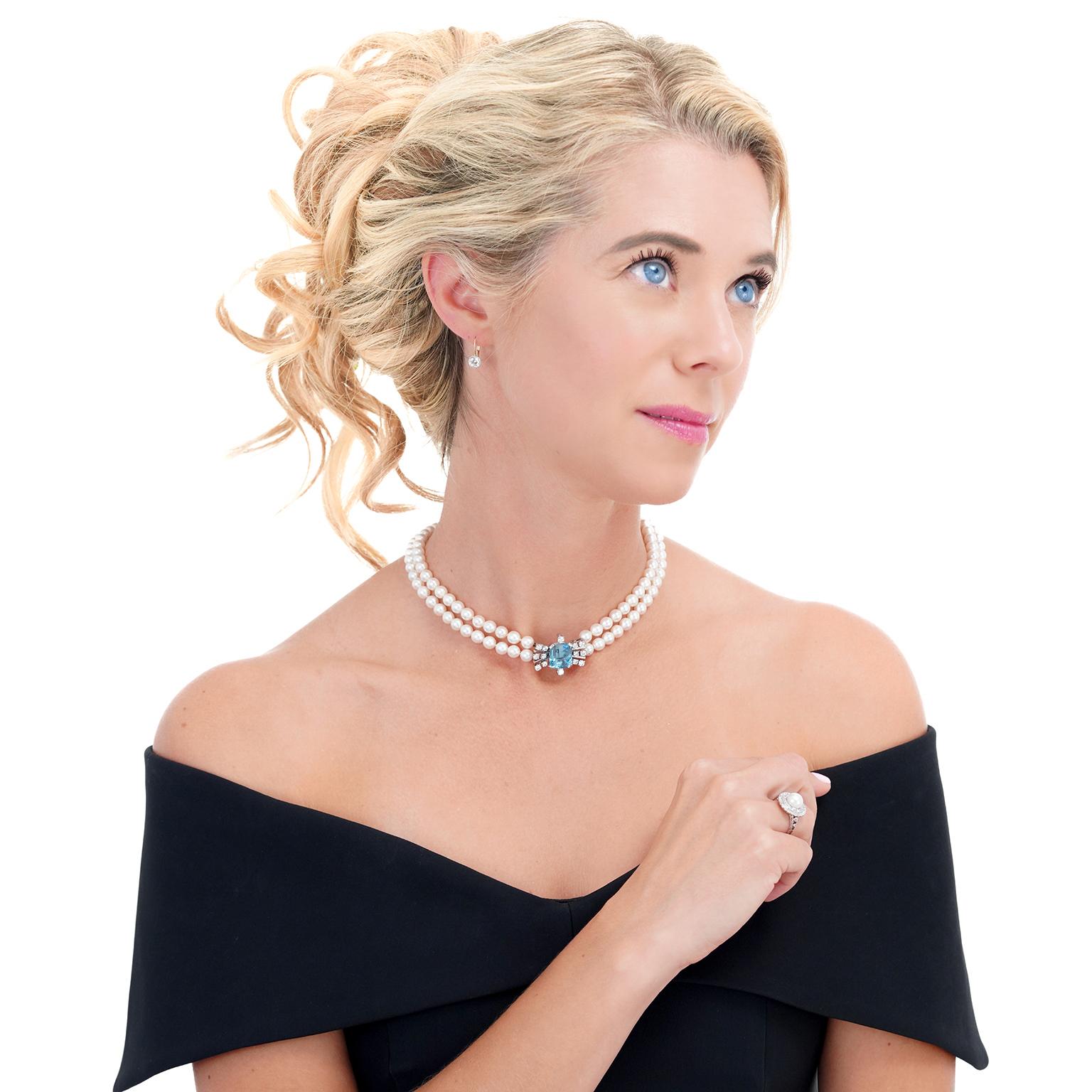 CIRCA 1960er Jahre, 18k, Schweiz. Diese doppelreihige Perlenkette ist ein tadelloses Beispiel für Schmuck aus den Sechzigern. Ein intensiv blauer Aquamarin von 8,0 Karat und 1,50 Karat feiner weißer Diamanten (Farbe G, Reinheit VS) zieren das