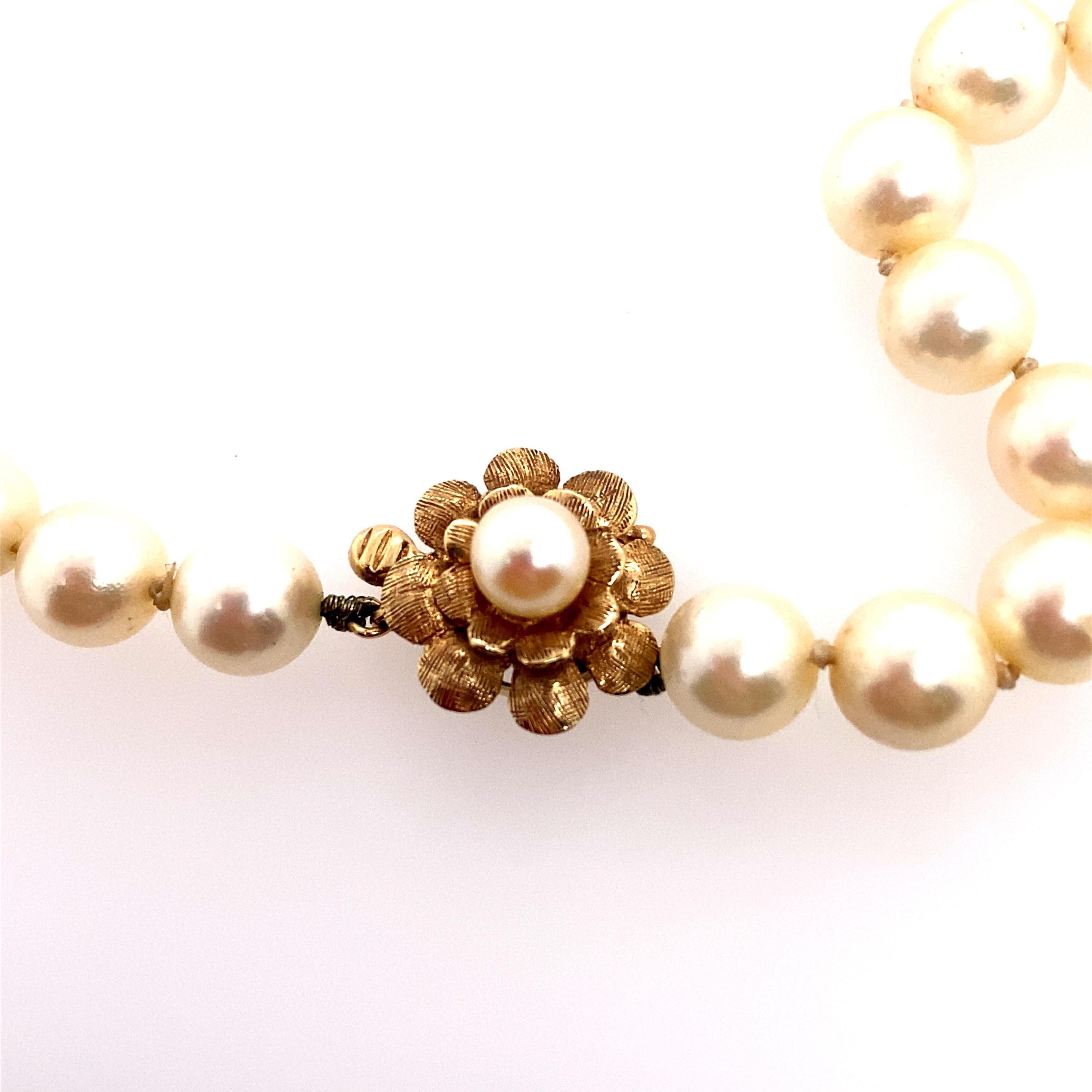 Perlenkette mit Blumenverschluss aus 14 Karat Gold (Moderne)