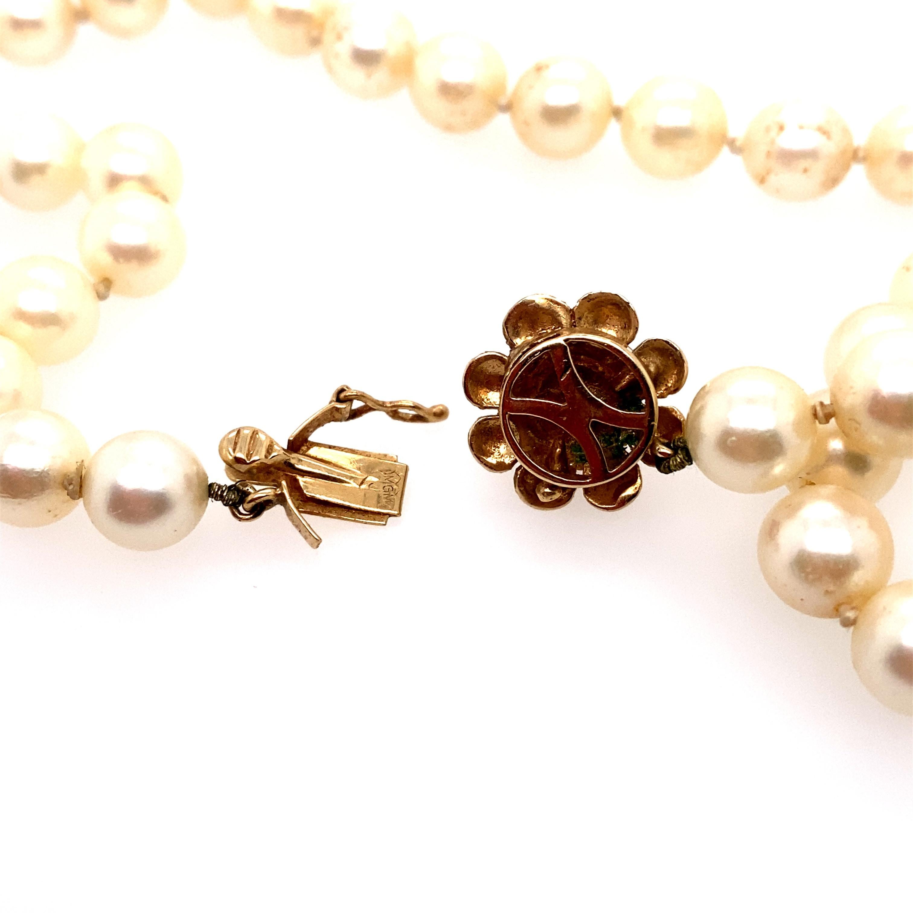 Perlenkette mit Blumenverschluss aus 14 Karat Gold im Zustand „Hervorragend“ in Hicksville, NY