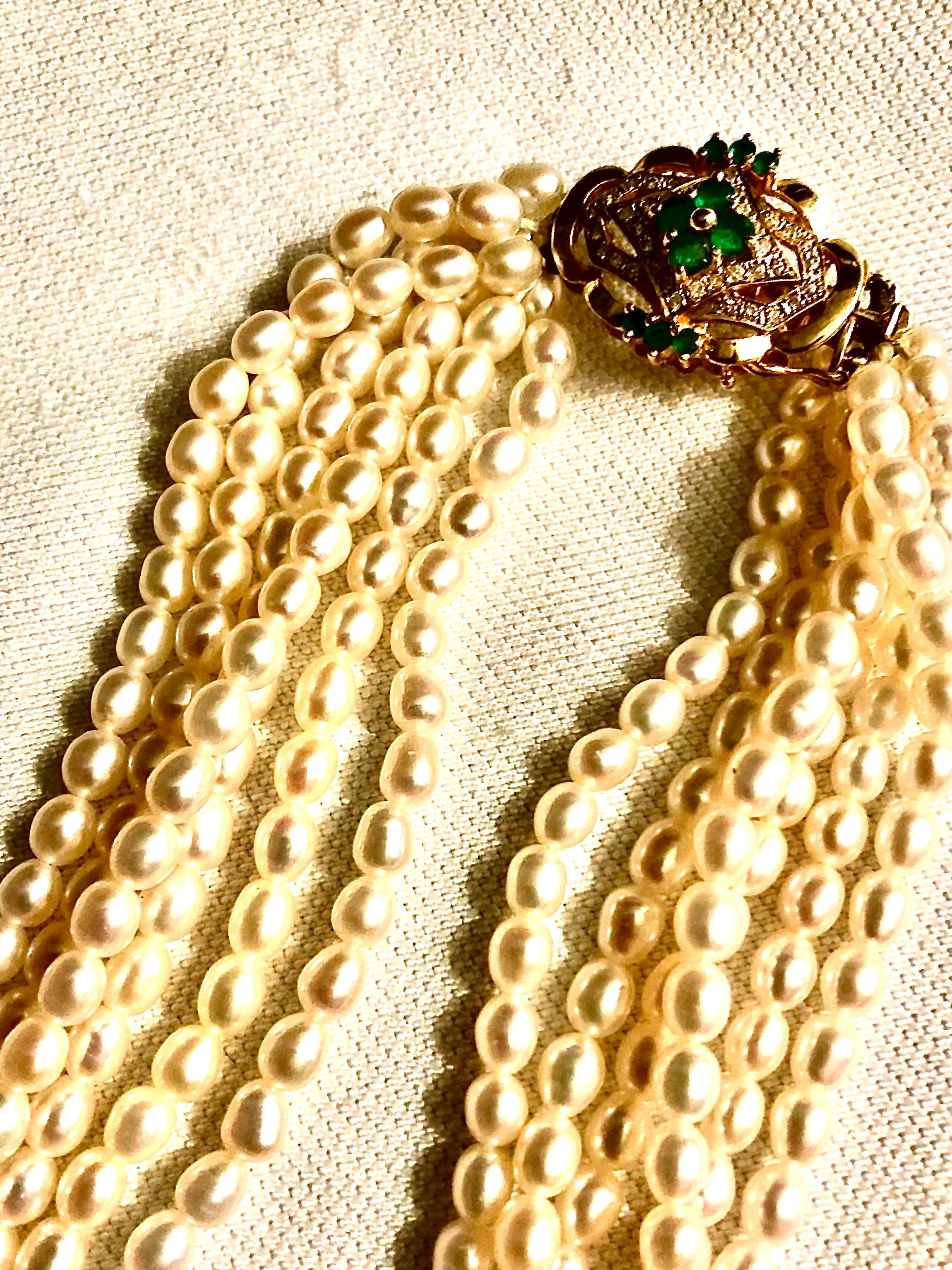 Neoclassico Collana di perle con chiusura in oro, smeraldi e diamanti in vendita