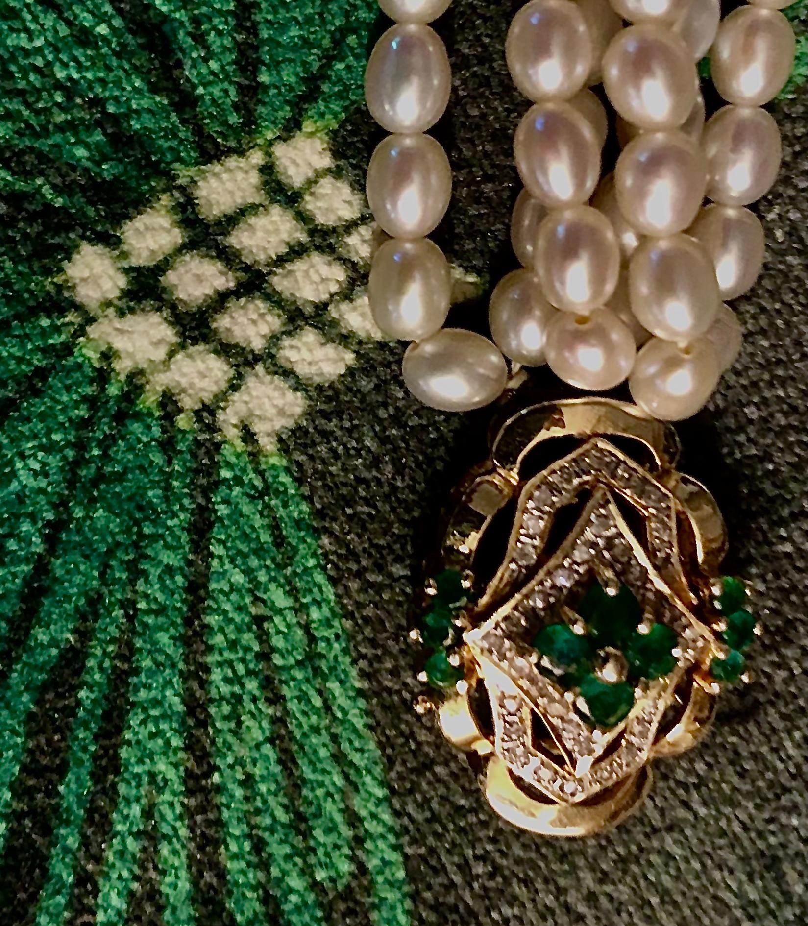 Collana di perle con chiusura in oro, smeraldi e diamanti In condizioni buone in vendita a New Orleans, LA