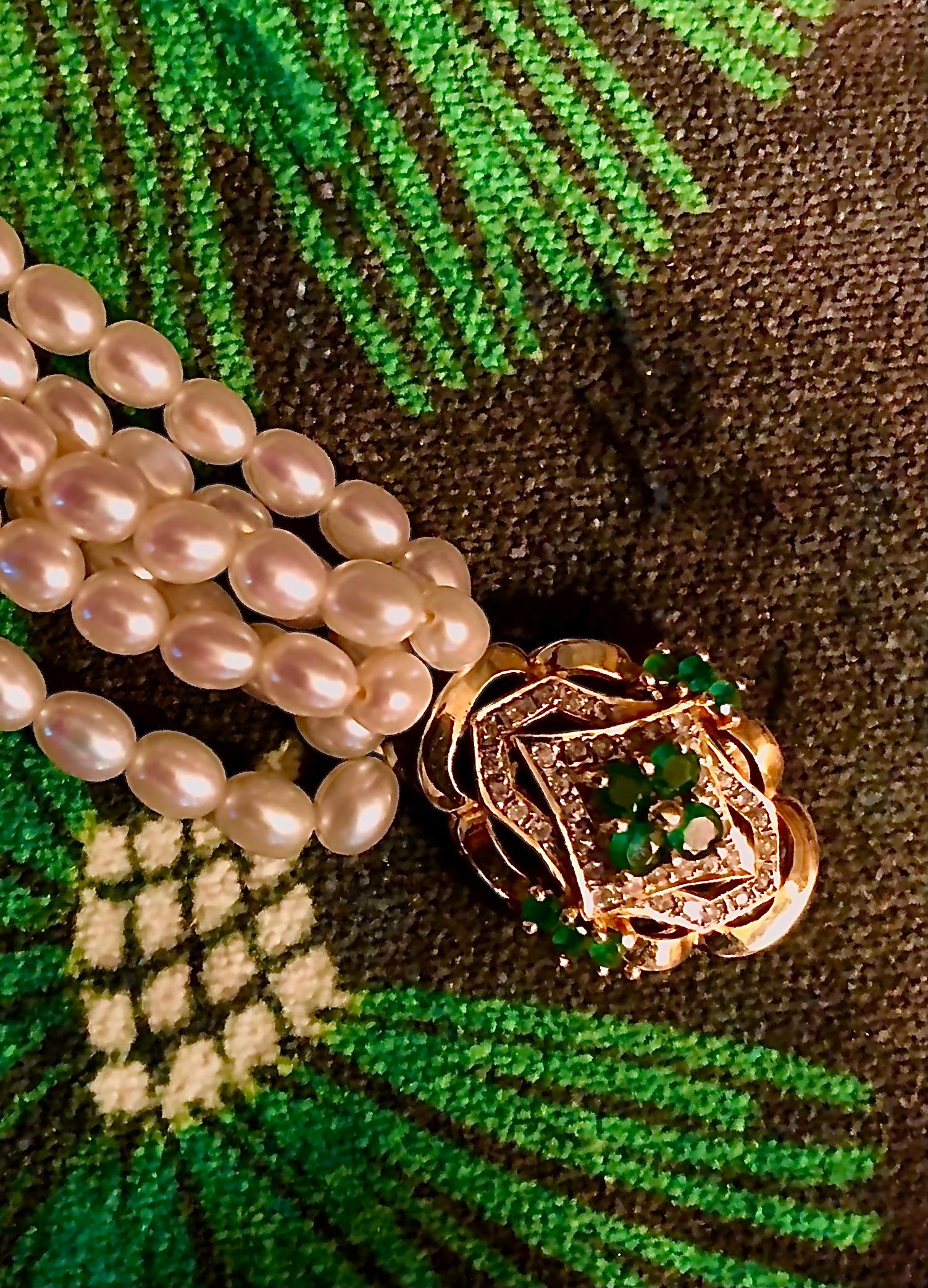 Collana di perle con chiusura in oro, smeraldi e diamanti in vendita 1