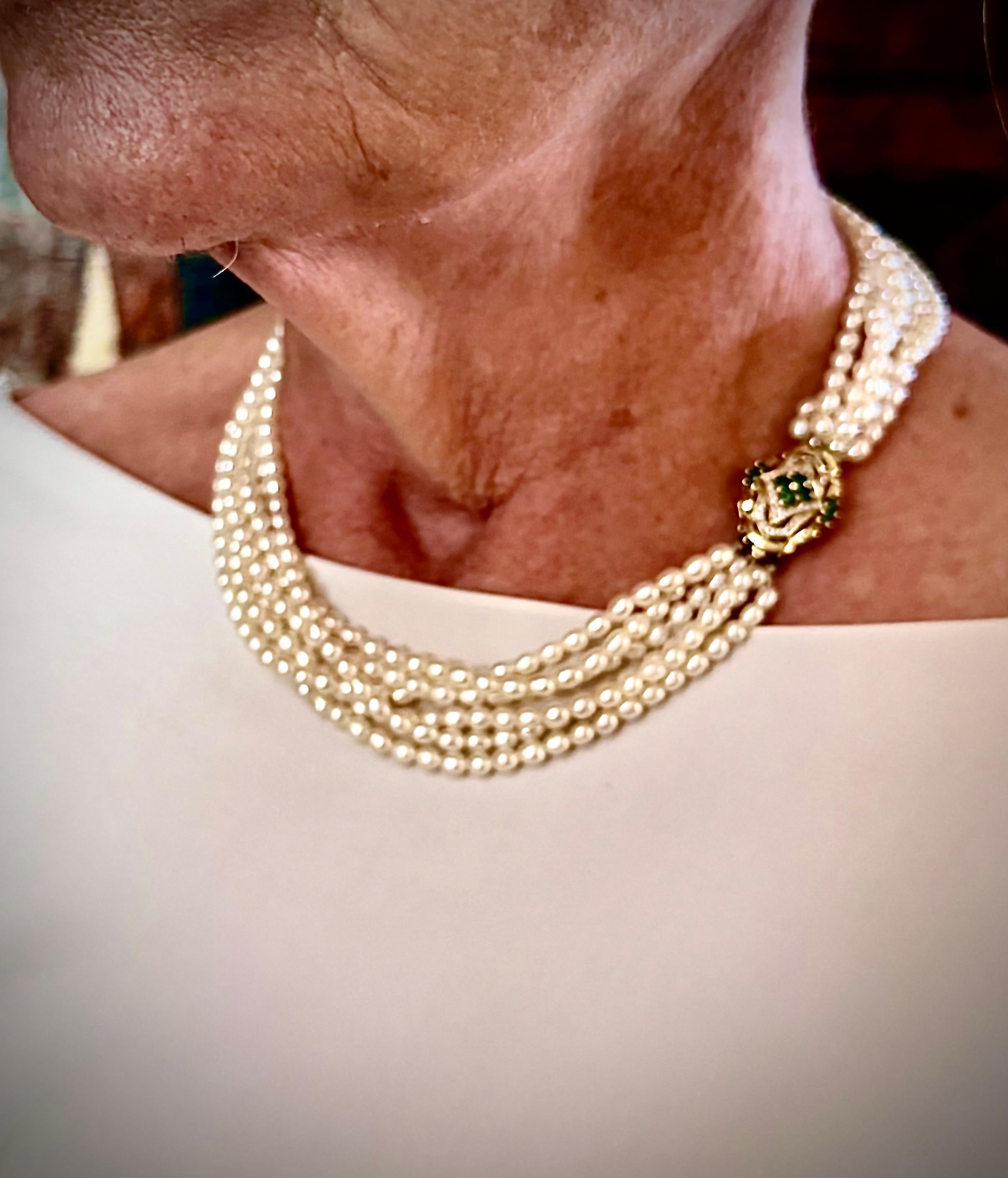 Collar de perlas con cierre de oro, esmeraldas y diamantes en venta 2