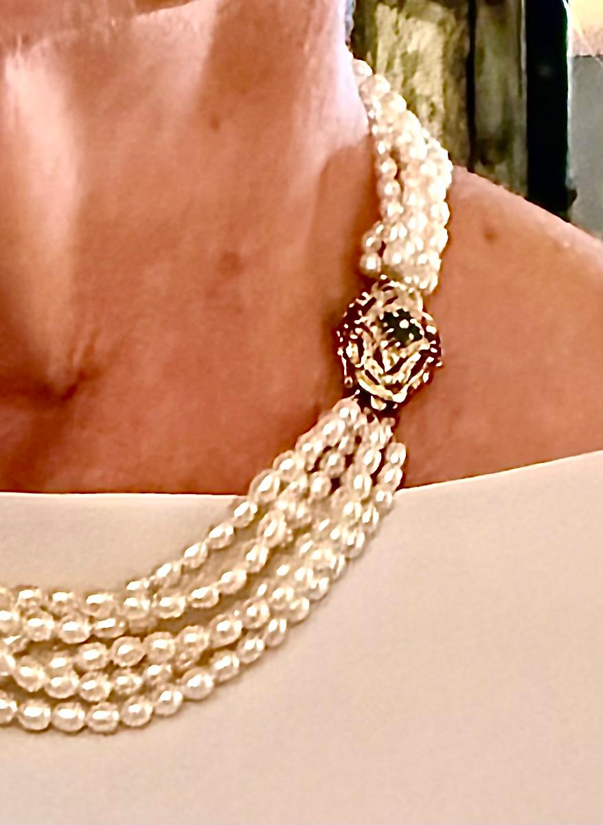 Collar de perlas con cierre de oro, esmeraldas y diamantes en venta 3