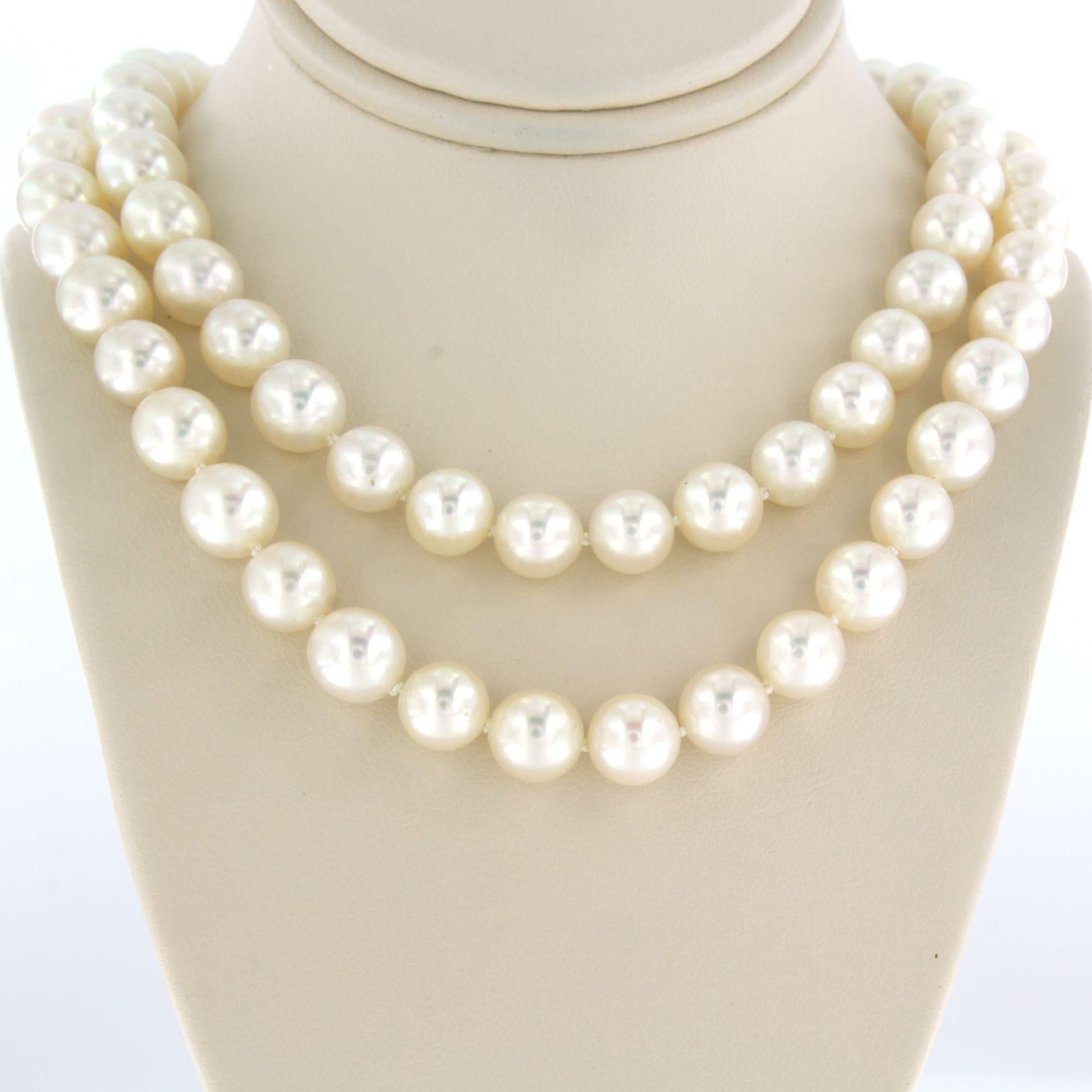 Pearl Necklace with gold lock set with diamonds 14k bicolour gold For Sale 1