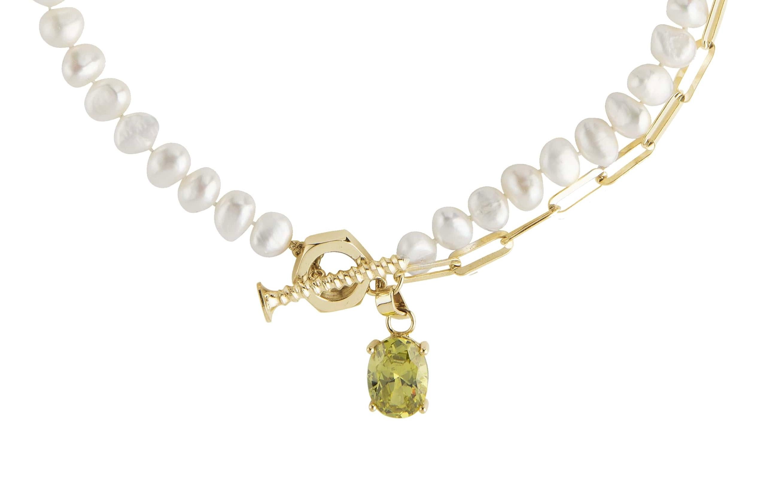 Baroque pearl necklace with a chain on the right side, a hanging big peridot crystal and Coalesce signature closure (formed by a hex nut and a screw).
Hand-finished jewelry with premium quality materials

Type of closure: Toggle.
Material: 925