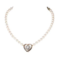 Collier de perles avec pendentif cœur:: serti de diamants:: en or 14 carats