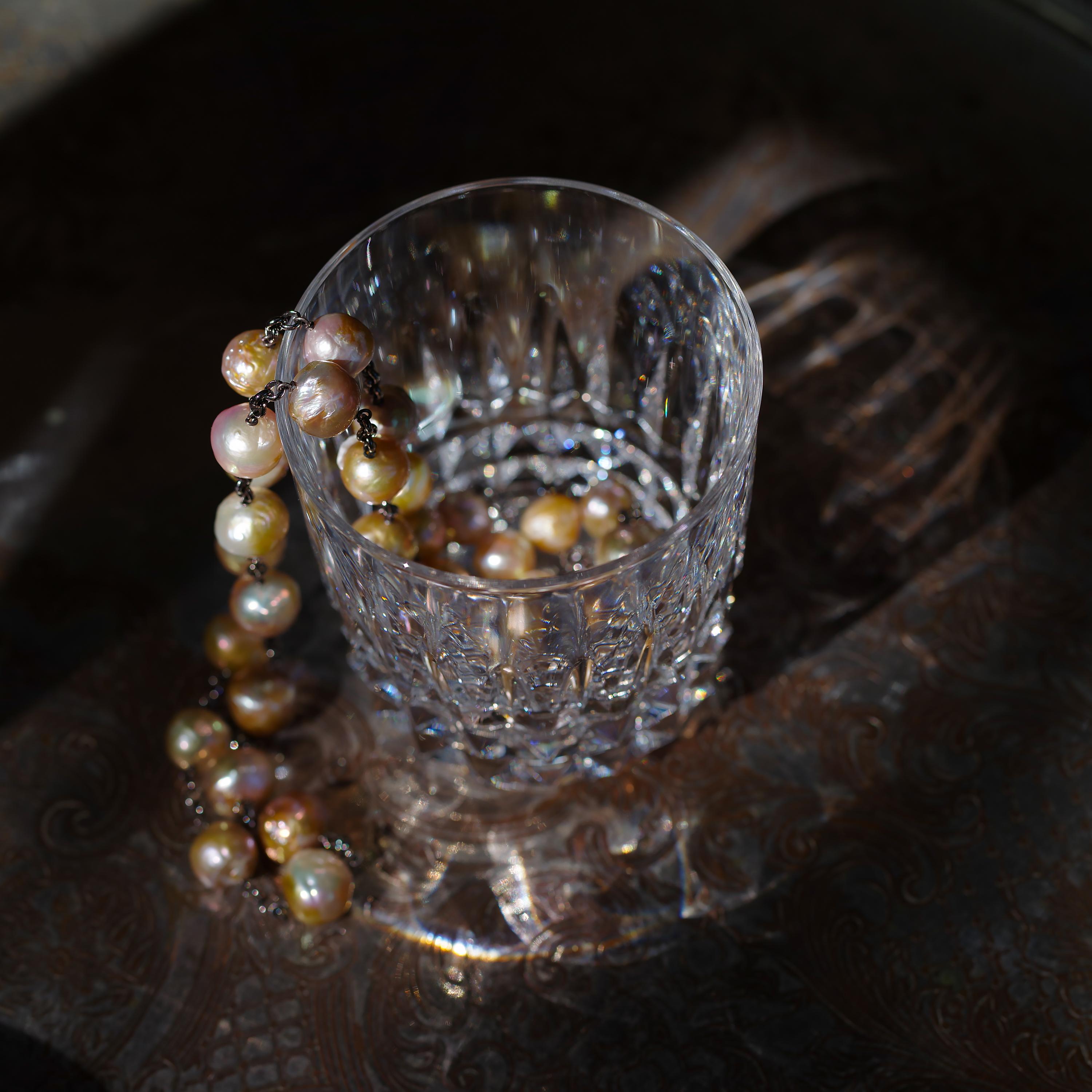 Collier de perles avec lustre métallique sont des perles d'eau douce de culture chinoises en vente 1