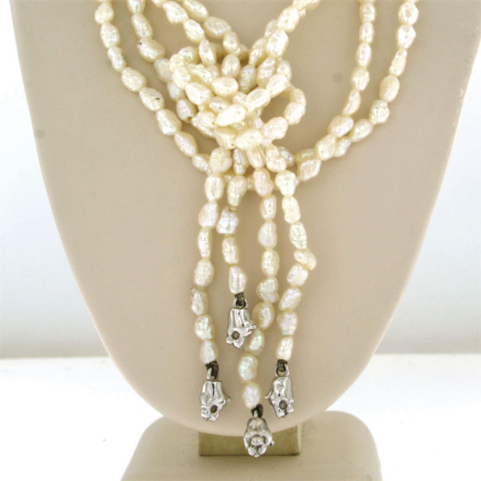 Modern Pearl necklace with panther heads 18k white gold For Sale