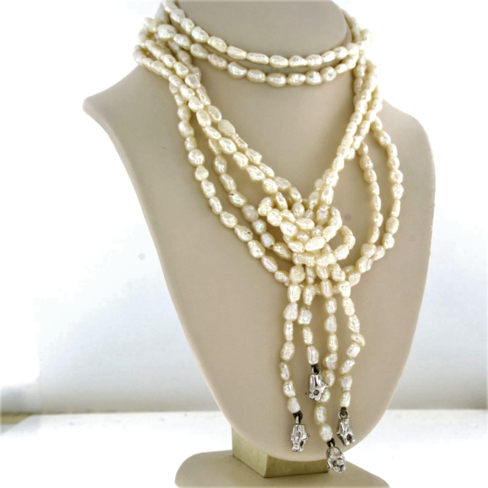 Pearl necklace with panther heads 18k white gold In Good Condition For Sale In The Hague, ZH