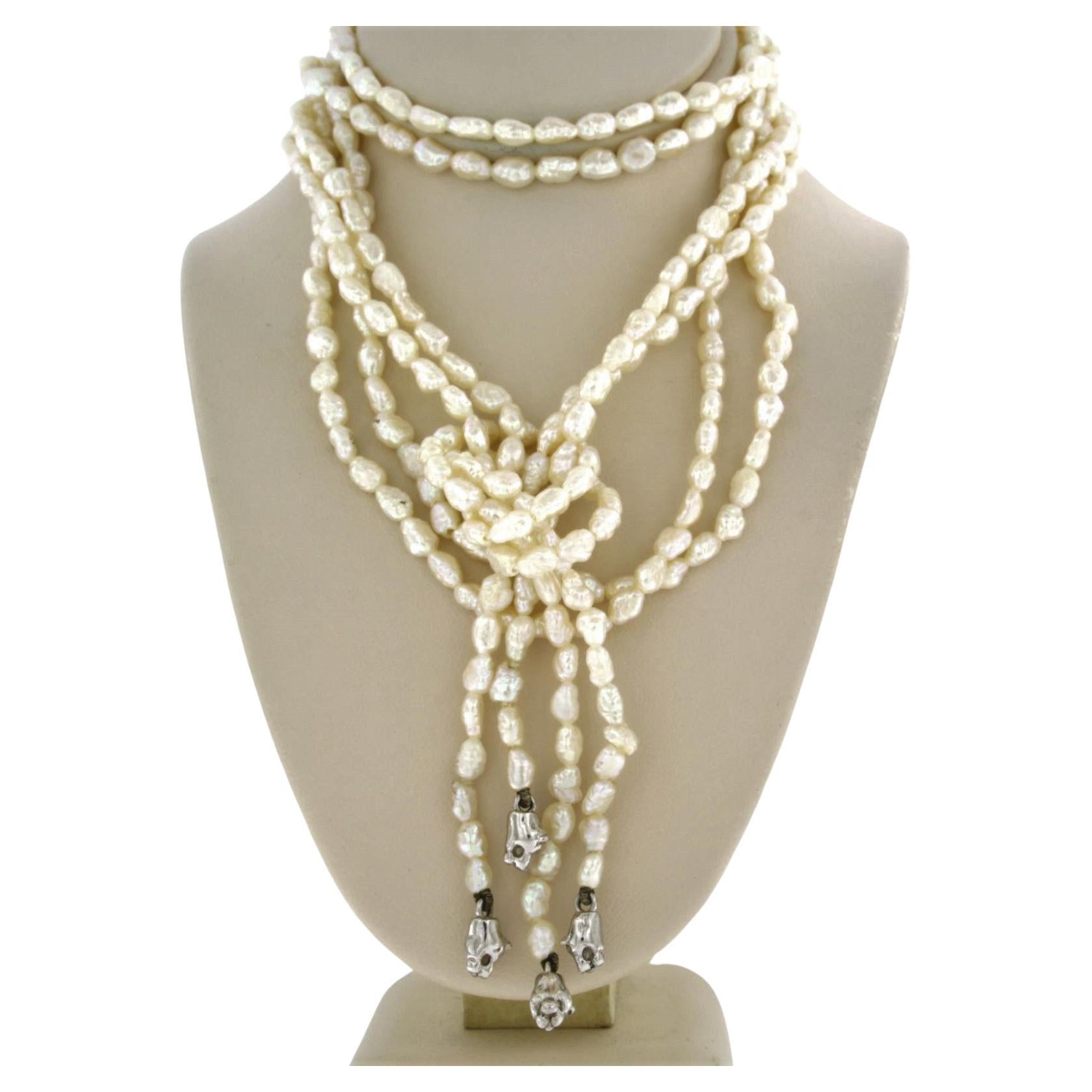 Collier de perles avec têtes de panthères en or blanc 18 carats
