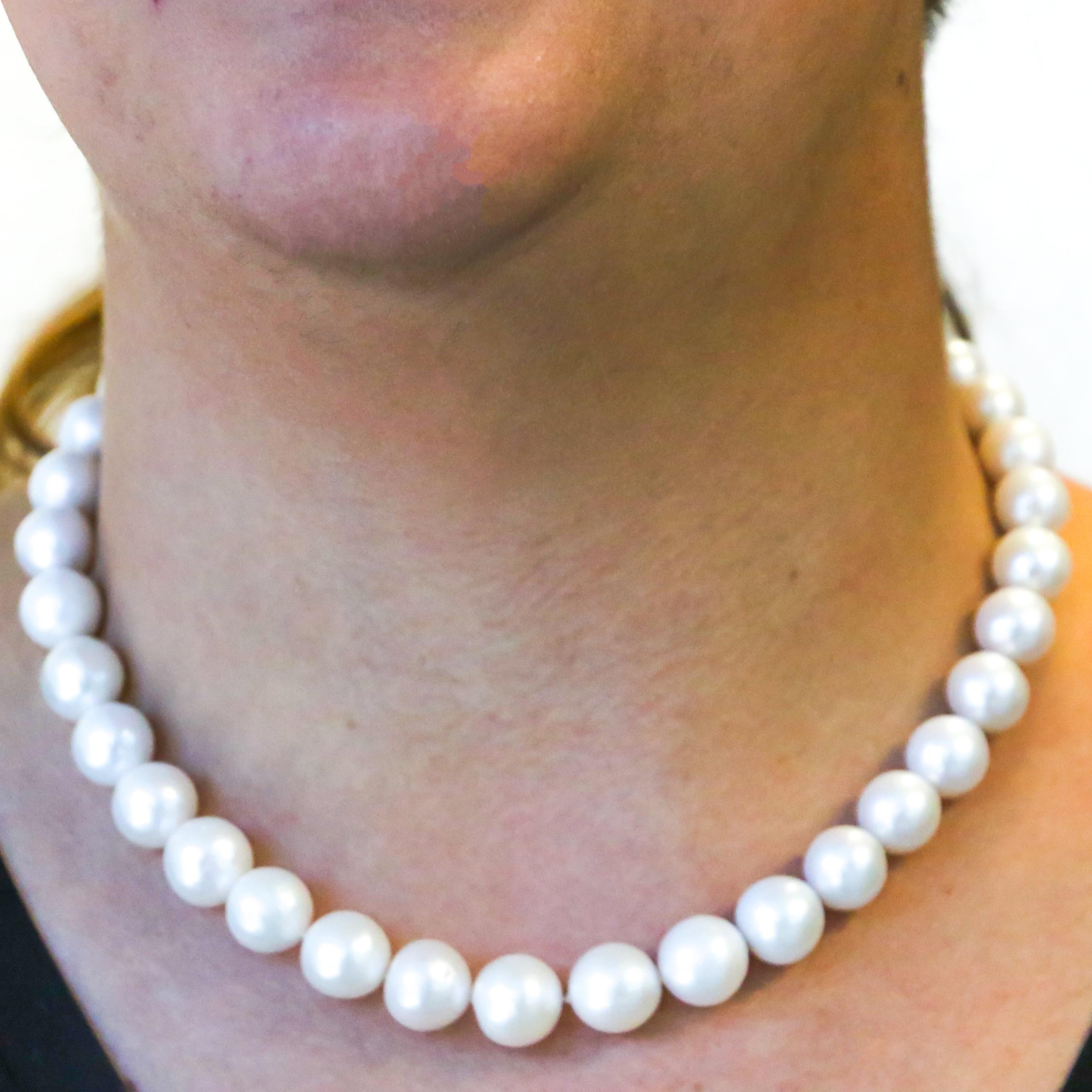 Designed And Created By William David.

These Beautiful Pearls Are Hand Curated By William David And Knotted In House. Designed To Capture The Ocean And Present It Between Two Clasps. 

• 10MM Pearls
• Fresh Water Pearls
• White Sapphire Beads
•