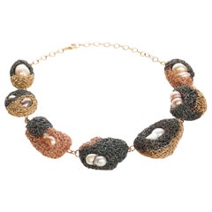 Collar único de perlas combinadas en diferentes materiales por el Artista