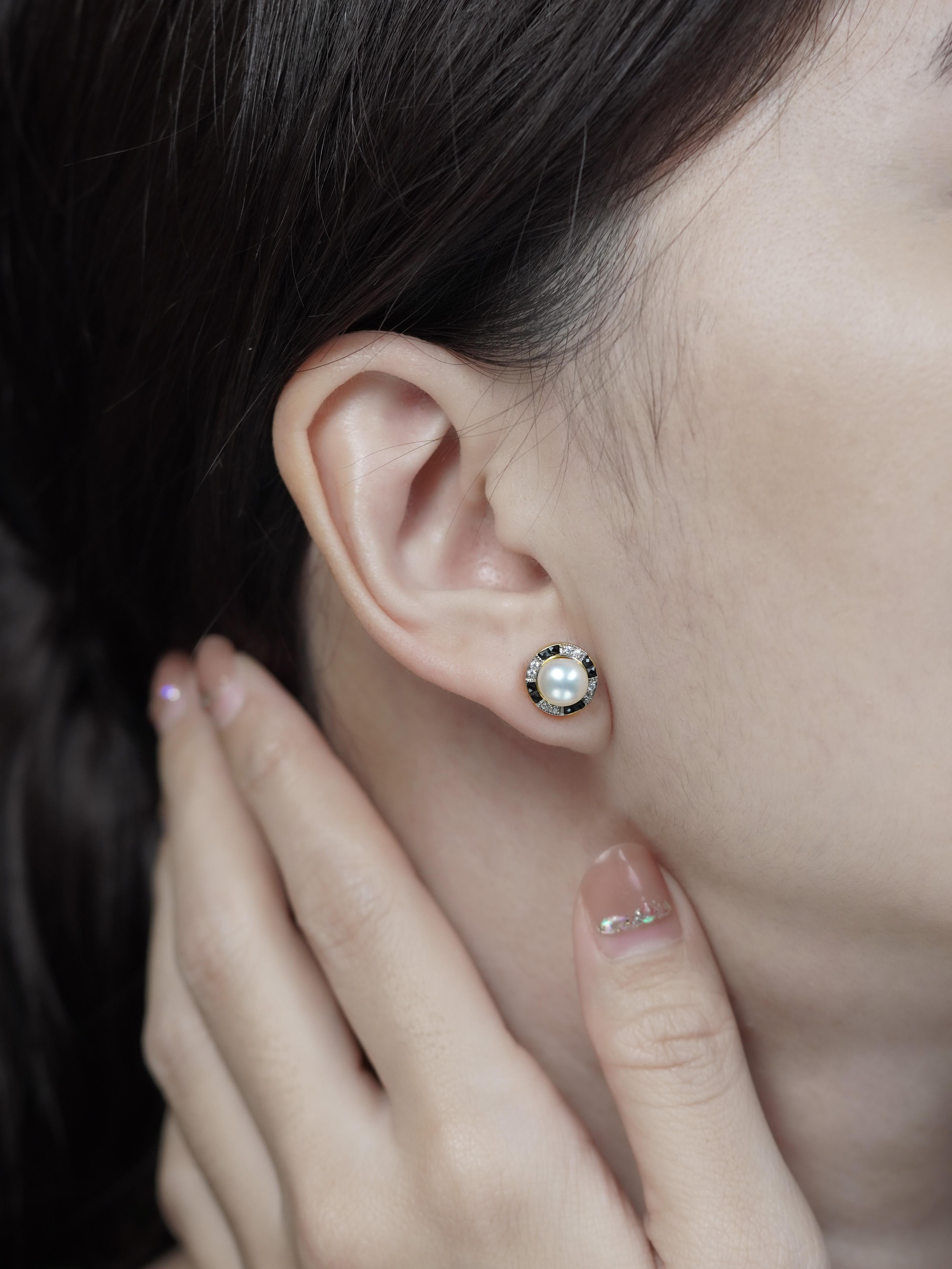 Une perle d'eau douce ronde et lumineuse au centre. Le bracelet est entouré de diamants étincelants et d'onyx noir, créant un contraste saisissant. Le motif géométrique reflète une véritable sophistication vintage.Parfait pour les occasions