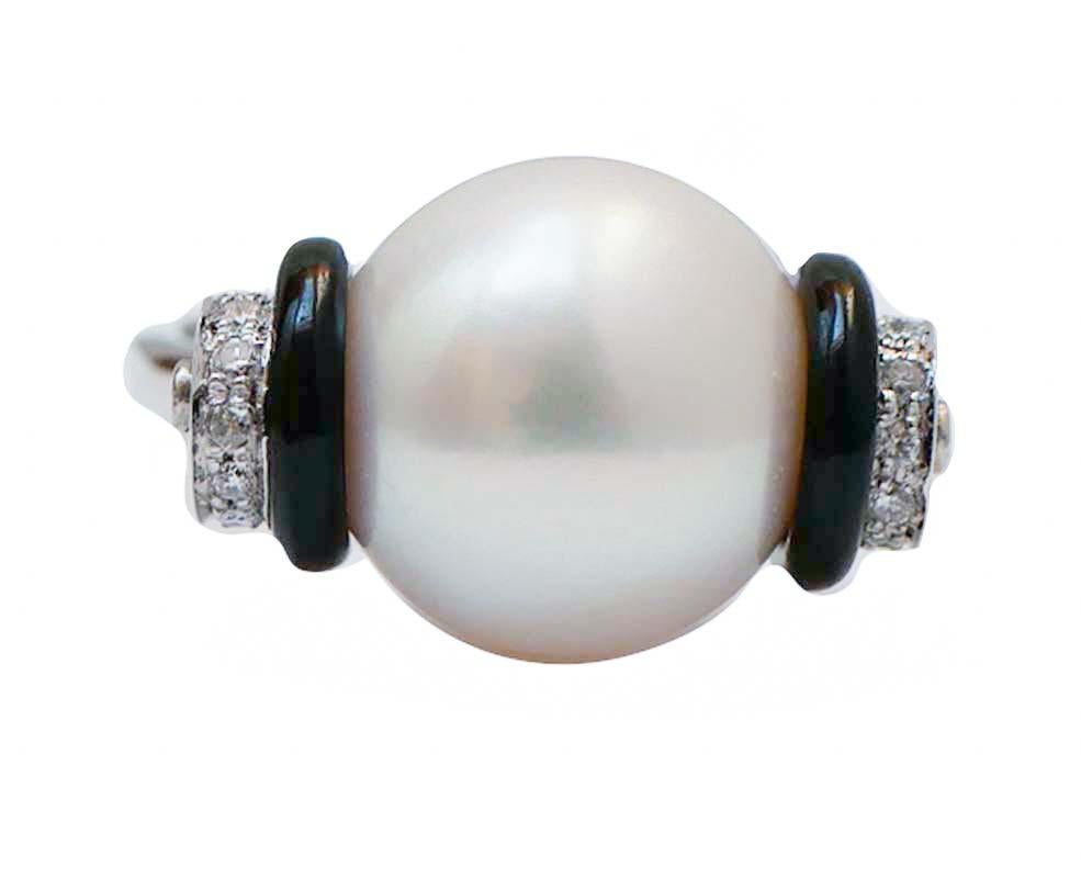 Fantastic ring in platinum structure mounted with a central pearl between two onyx. Laterally, diamonds.
This ring was totally handmade by Italian master goldsmiths and it is in perfect conditions.
Diamonds 0.20 ct
Onyx 0.20 gr
Pearl 2.50 gr - 12.5