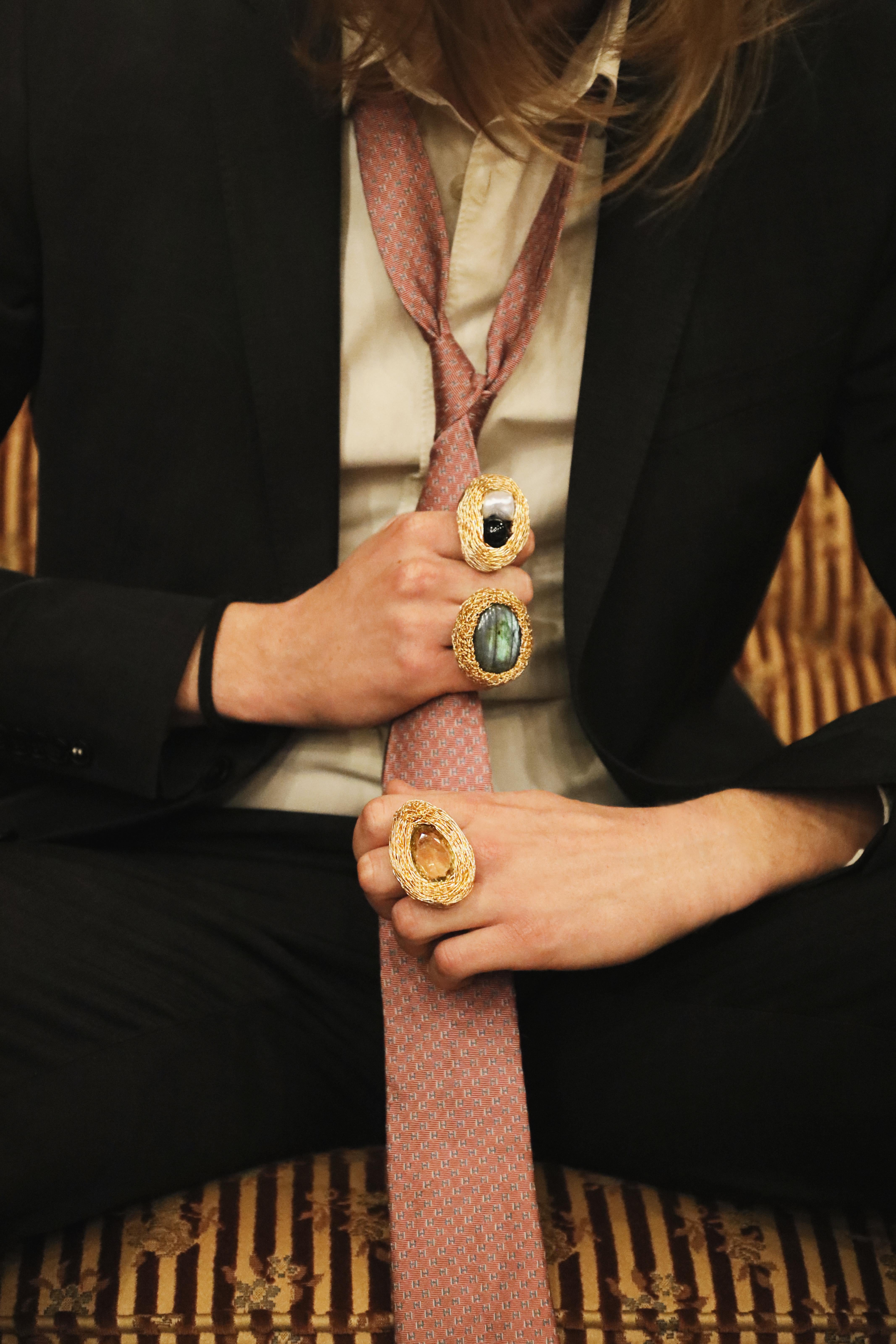 Unique Pearl & Onyx Cocktail Unique Statement Ring Douceur au toucher en vente 6