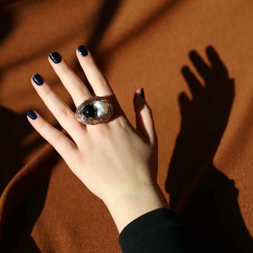 Unique Pearl & Onyx Cocktail Unique Statement Ring Douceur au toucher en vente 4