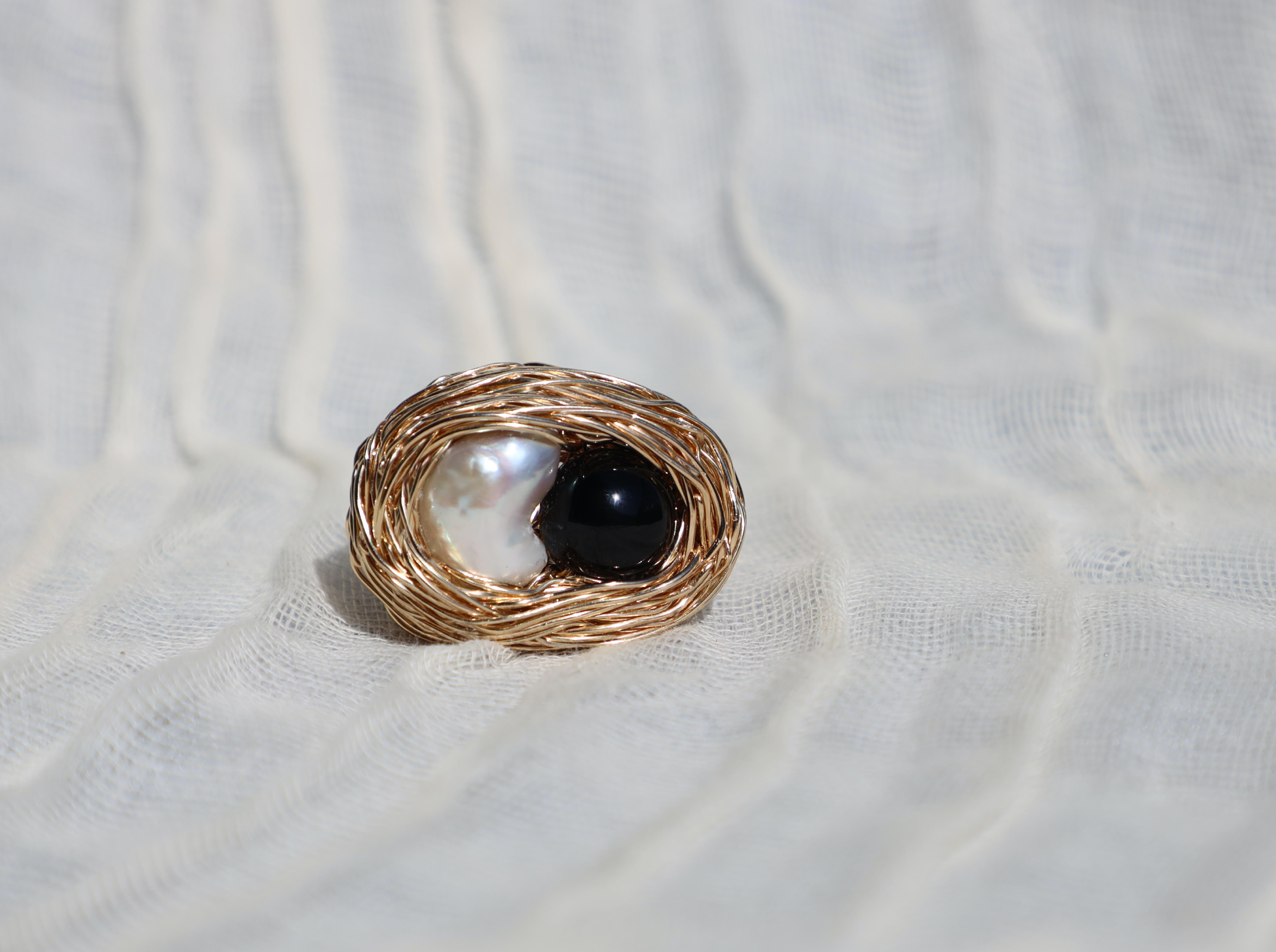 Unique Pearl & Onyx Cocktail Unique Statement Ring Douceur au toucher en vente 9