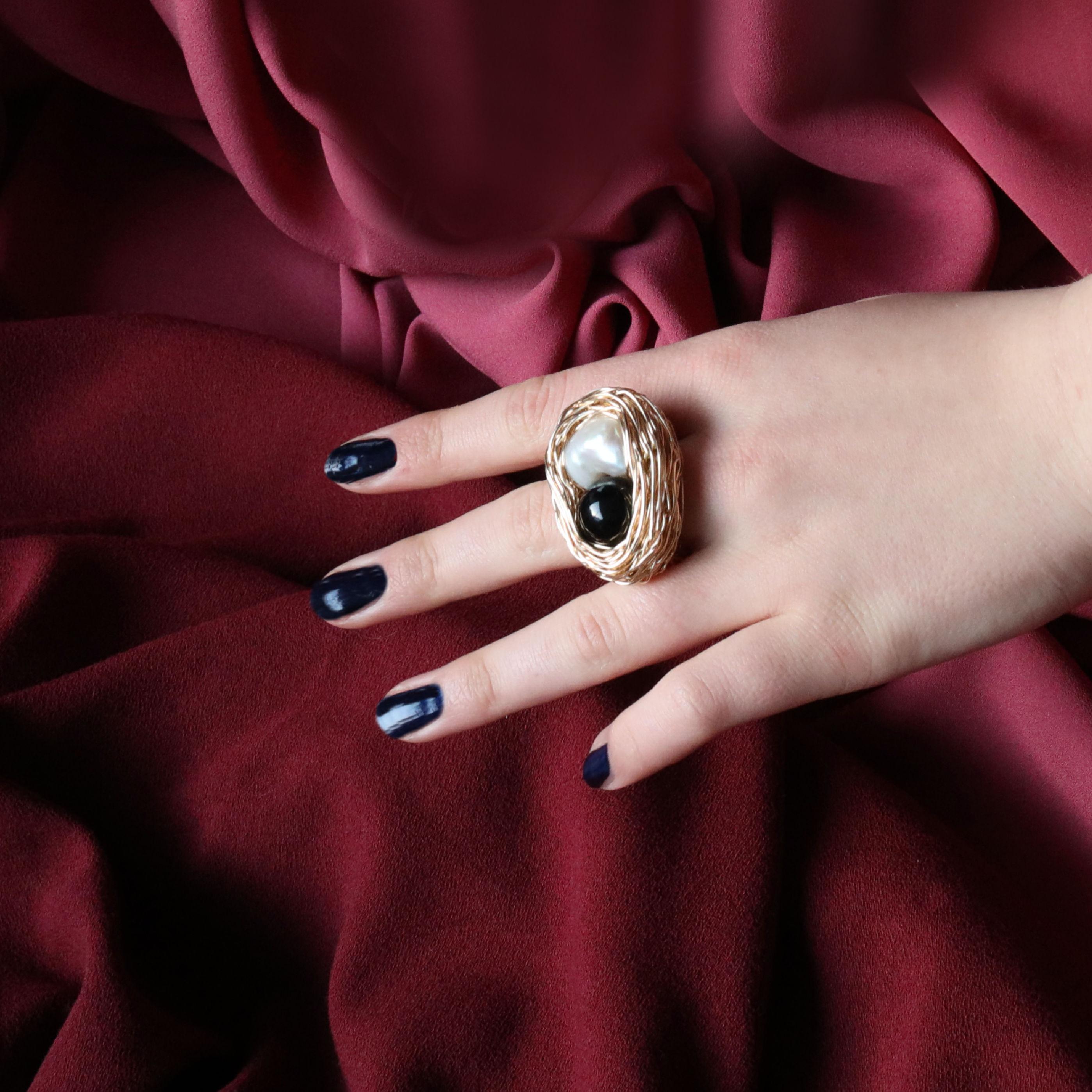 Unique Pearl & Onyx Cocktail Unique Statement Ring Douceur au toucher en vente 8
