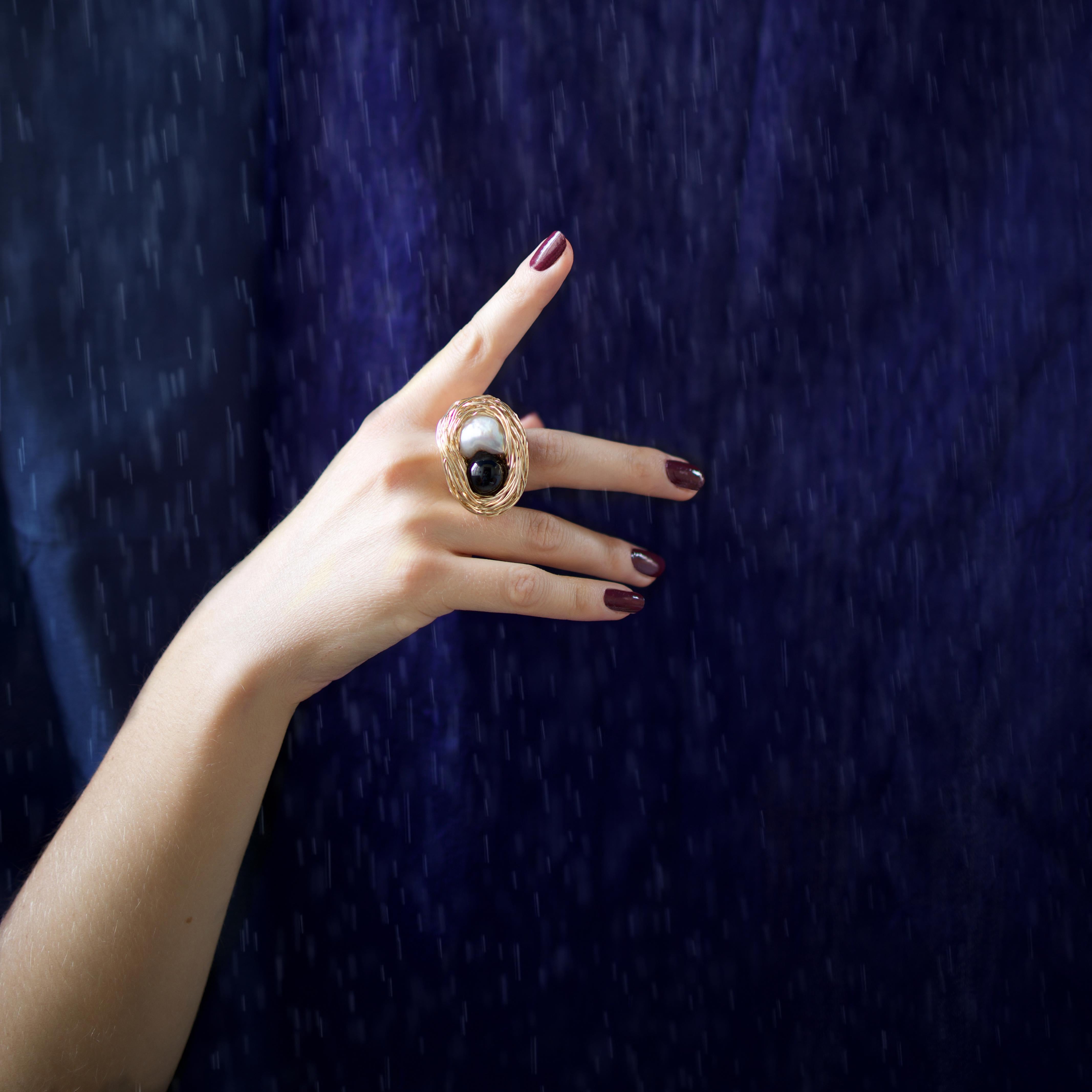 Unique Pearl & Onyx Cocktail Unique Statement Ring Douceur au toucher en vente 7