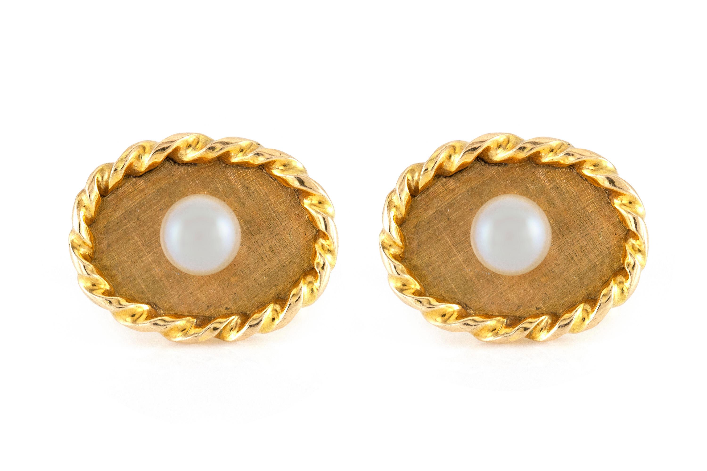 Pearl Oval Gold Cufflinks In Excellent Condition For Sale In New York, NY