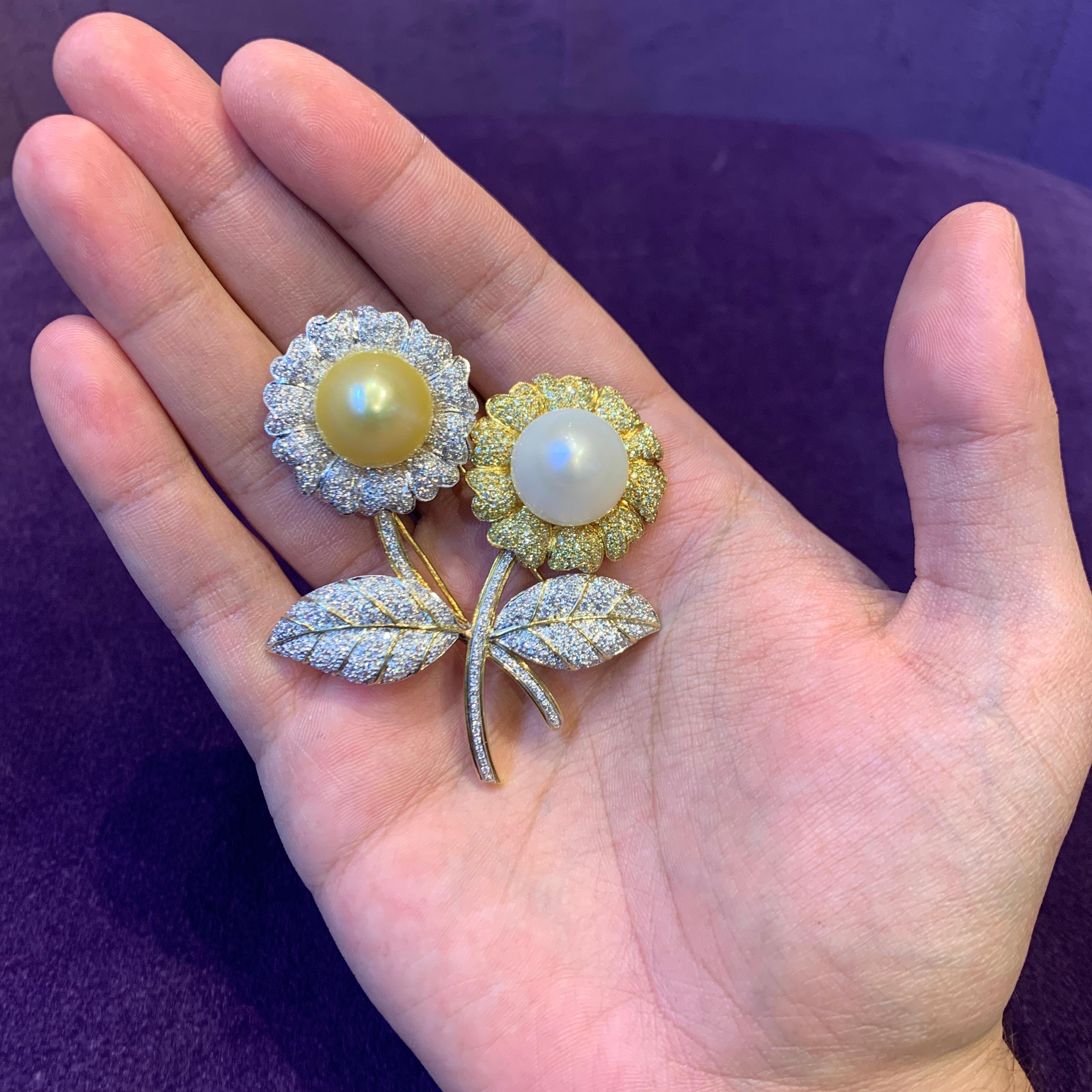 Doppelte Blumenbrosche mit Perlen und Pave-Diamanten (Brillantschliff) im Angebot