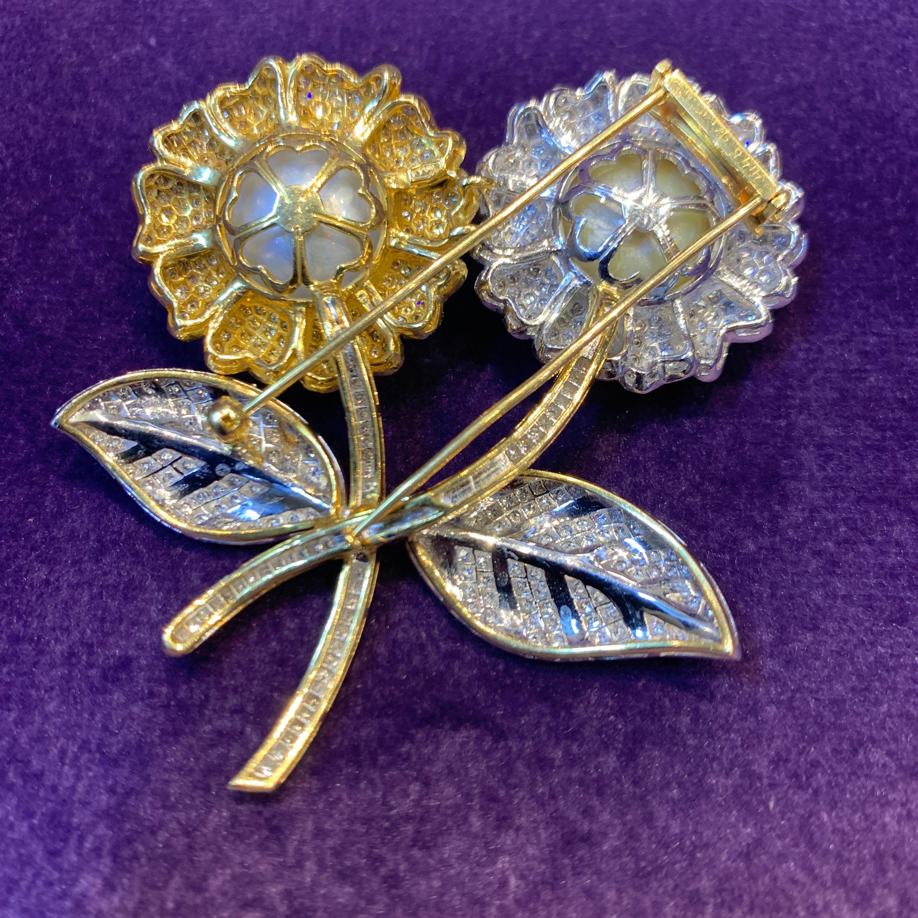 Doppelte Blumenbrosche mit Perlen und Pave-Diamanten Damen im Angebot