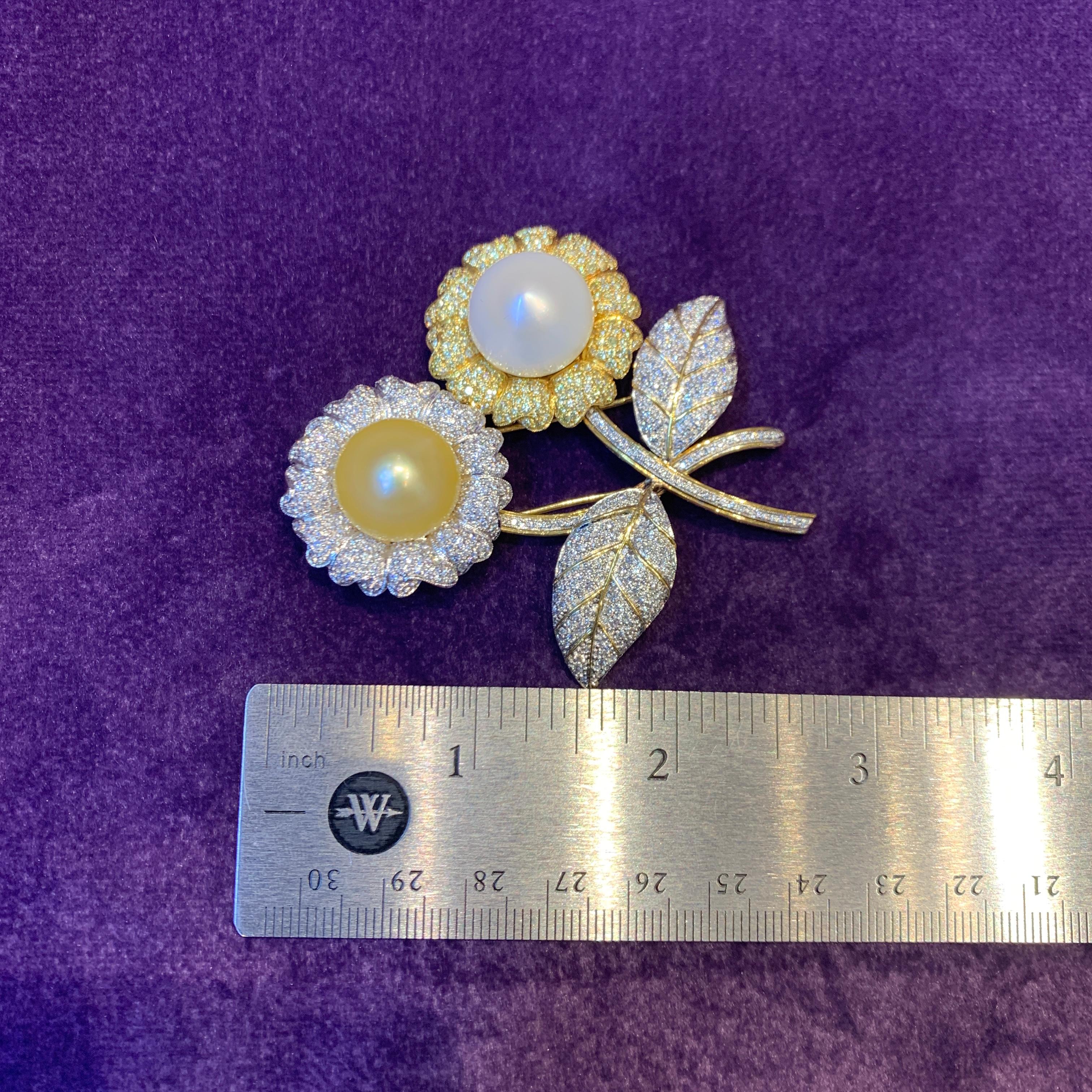 Doppelte Blumenbrosche mit Perlen und Pave-Diamanten im Angebot 1
