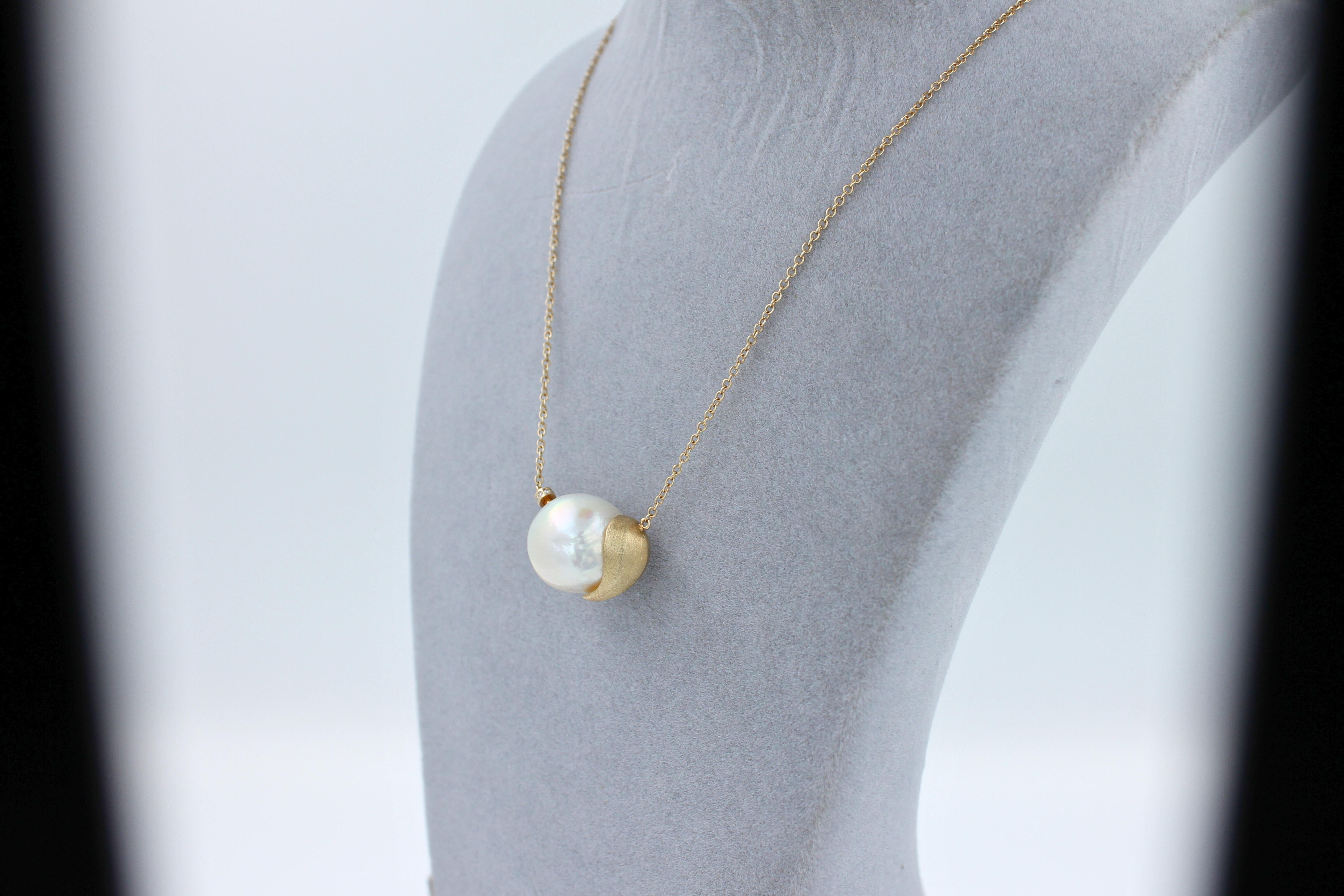 Collier pendentif en or 18K Statin avec perle blanche des mers du Sud et diamant en vente 4