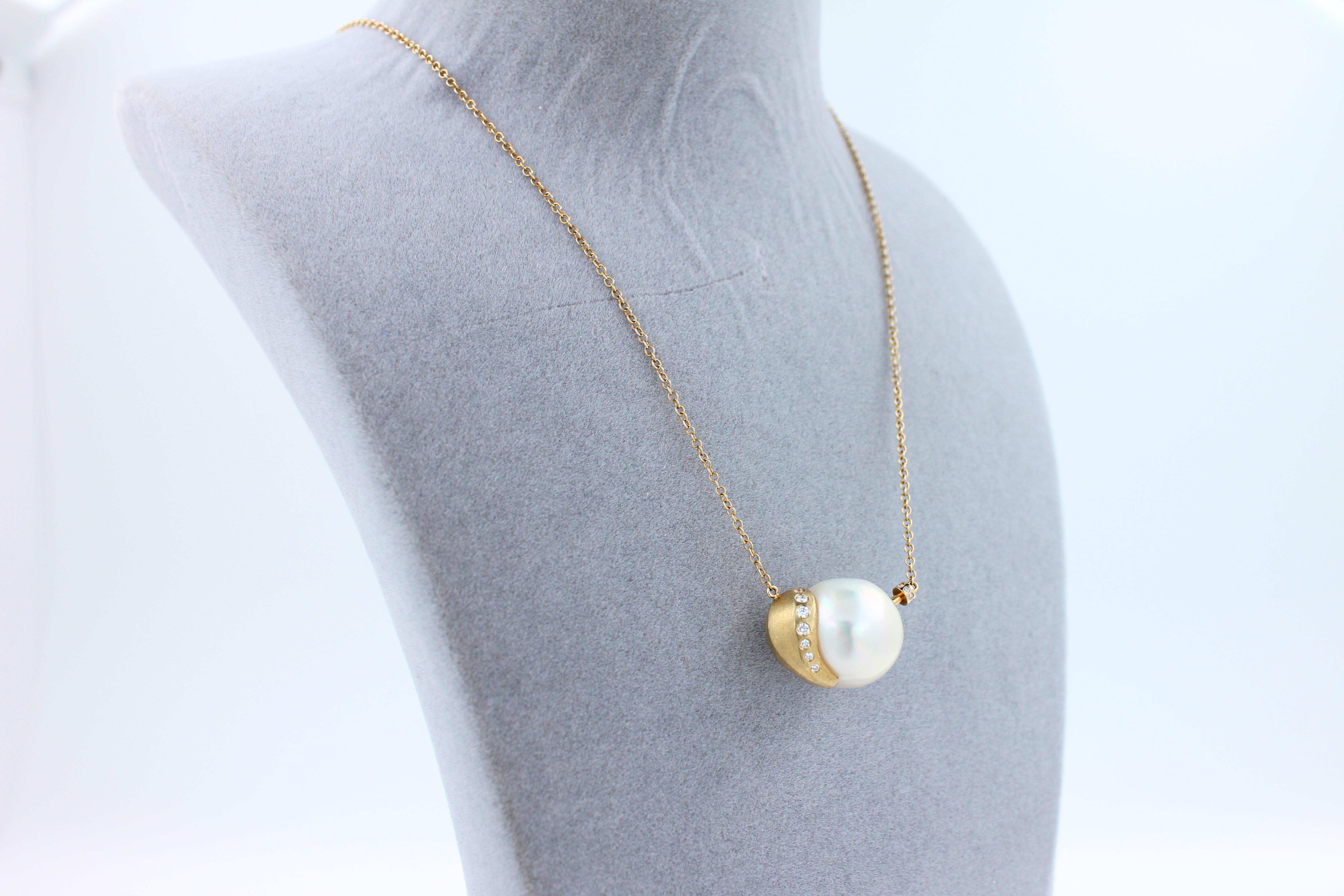 Collier pendentif en or 18K Statin avec perle blanche des mers du Sud et diamant Unisexe en vente