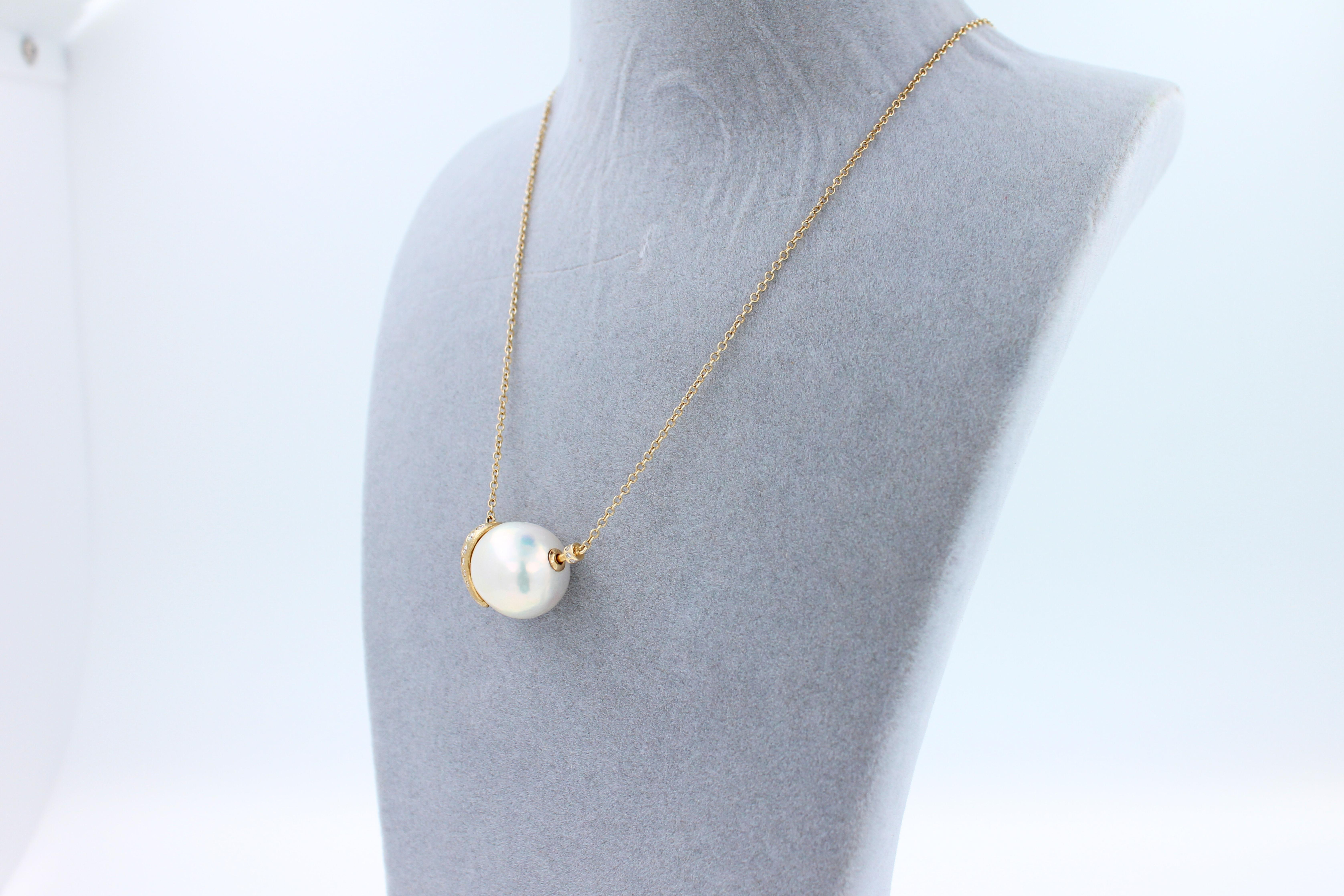Collier pendentif en or 18K Statin avec perle blanche des mers du Sud et diamant en vente 1