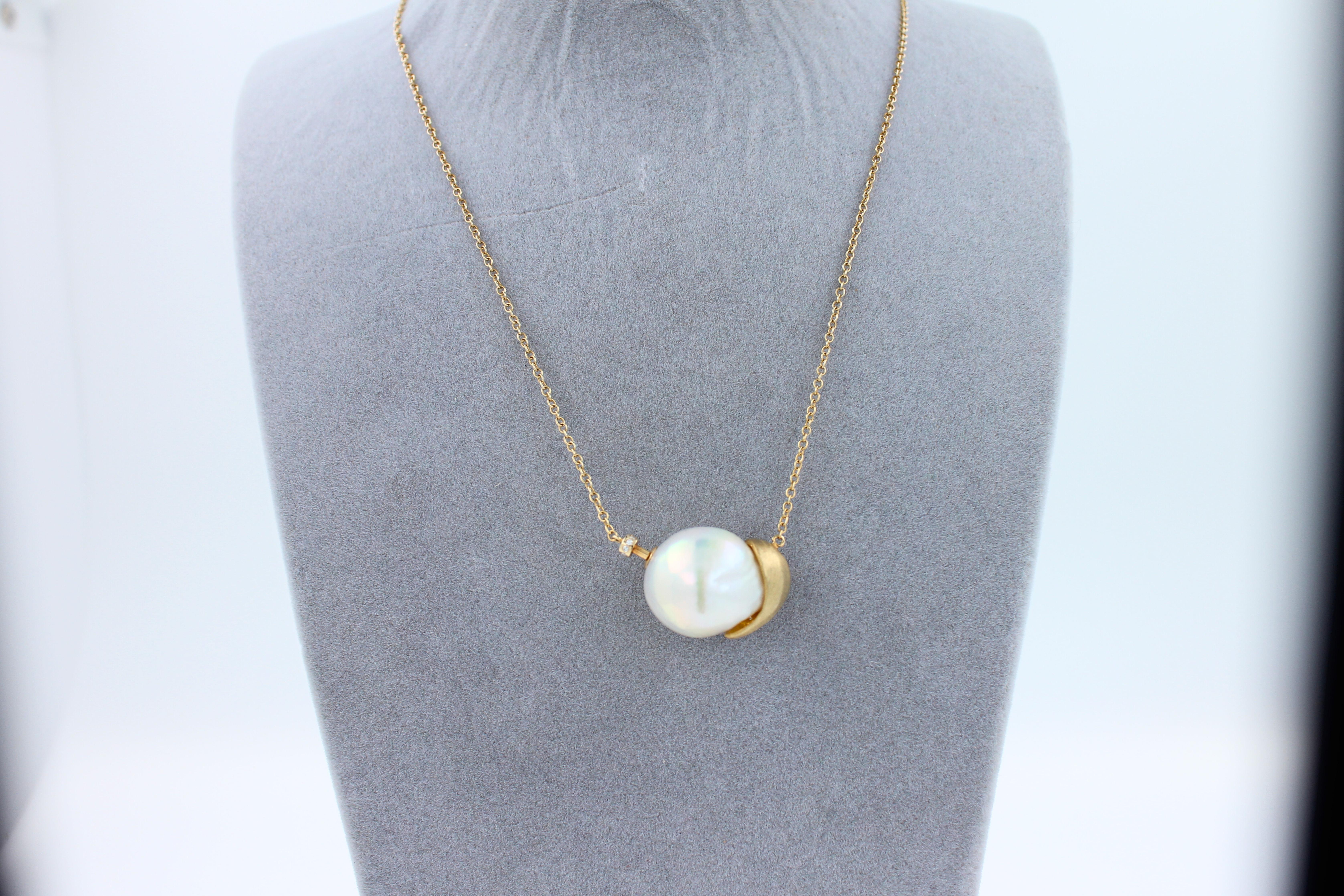 Collier pendentif en or 18K Statin avec perle blanche des mers du Sud et diamant en vente 2