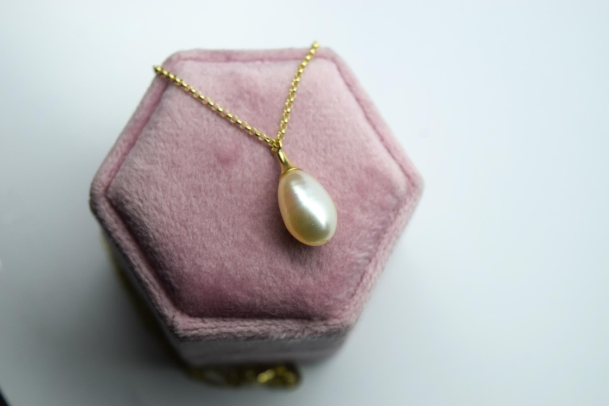 Women's or Men's Pearl pendant necklace 14KT yellow gold For Sale