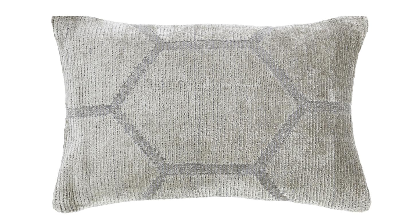 This new accent pillow of East-meets-West design aesthetic showcases a geometrical design with predominant pearl color. 

Hand made, using either 100% premium wool.

This pillow measure: 14