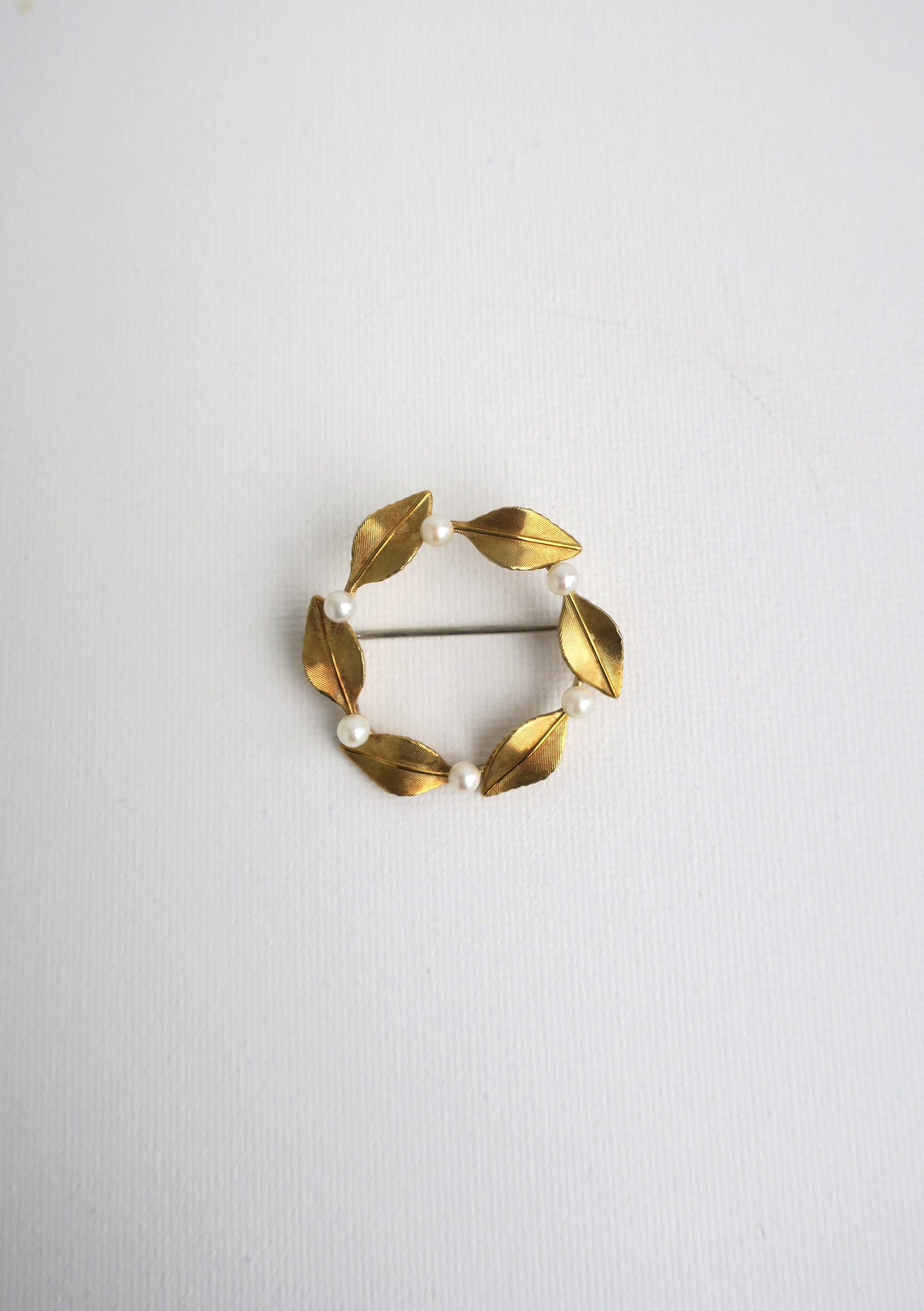 Pearl Pin Brooch with Leaves In Excellent Condition For Sale In New York, NY
