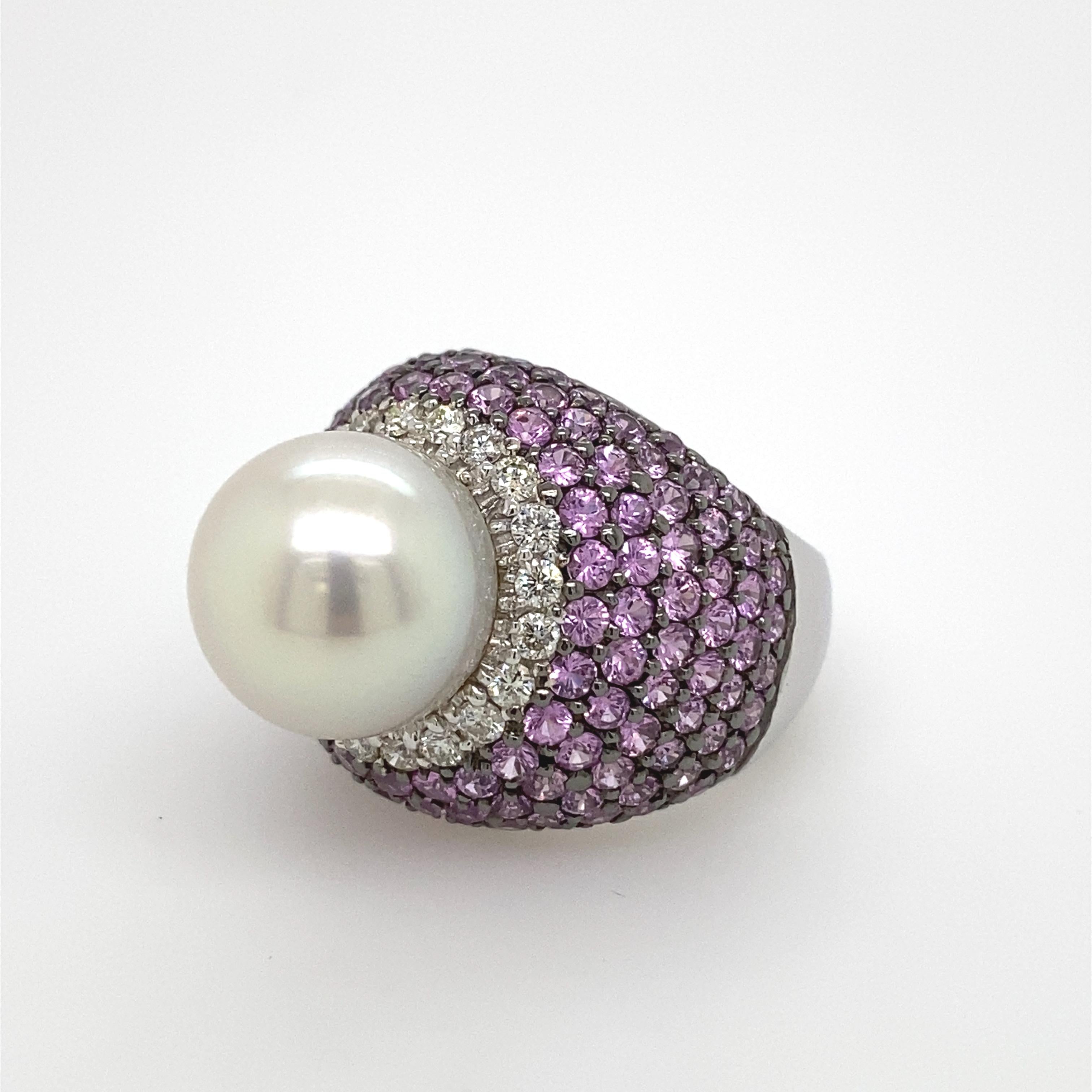 Ring aus 18 Karat Weißgold mit Perlen, rosa Saphiren und Diamanten (Zeitgenössisch) im Angebot