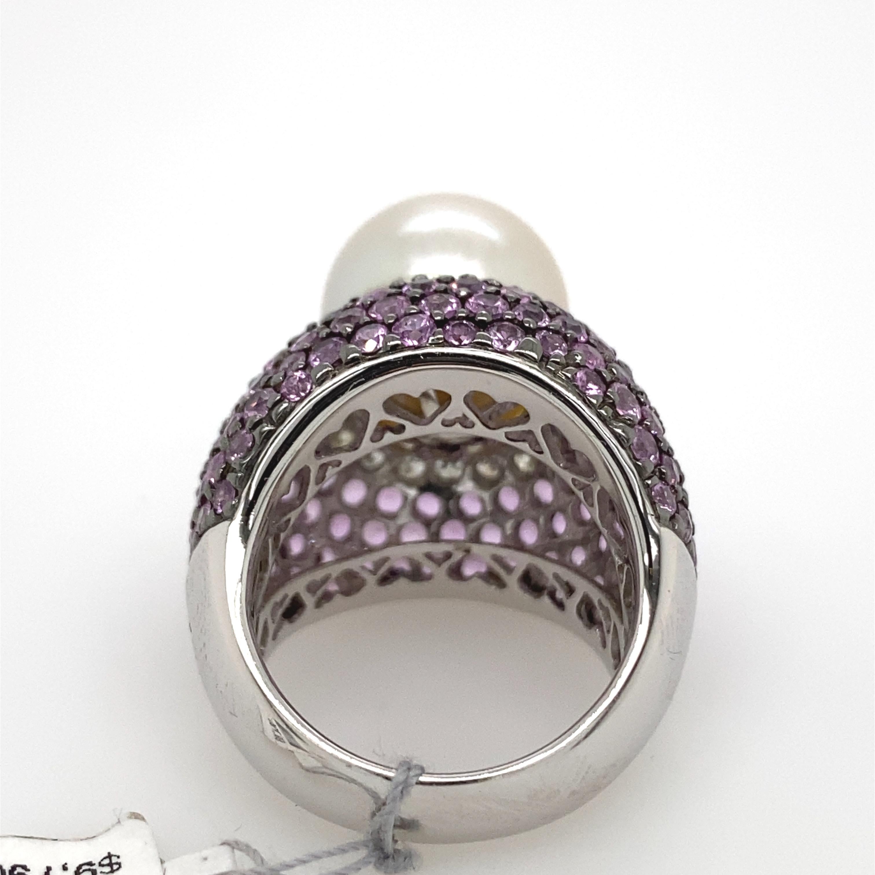Ring aus 18 Karat Weißgold mit Perlen, rosa Saphiren und Diamanten im Zustand „Neu“ im Angebot in BEVERLY HILLS, CA