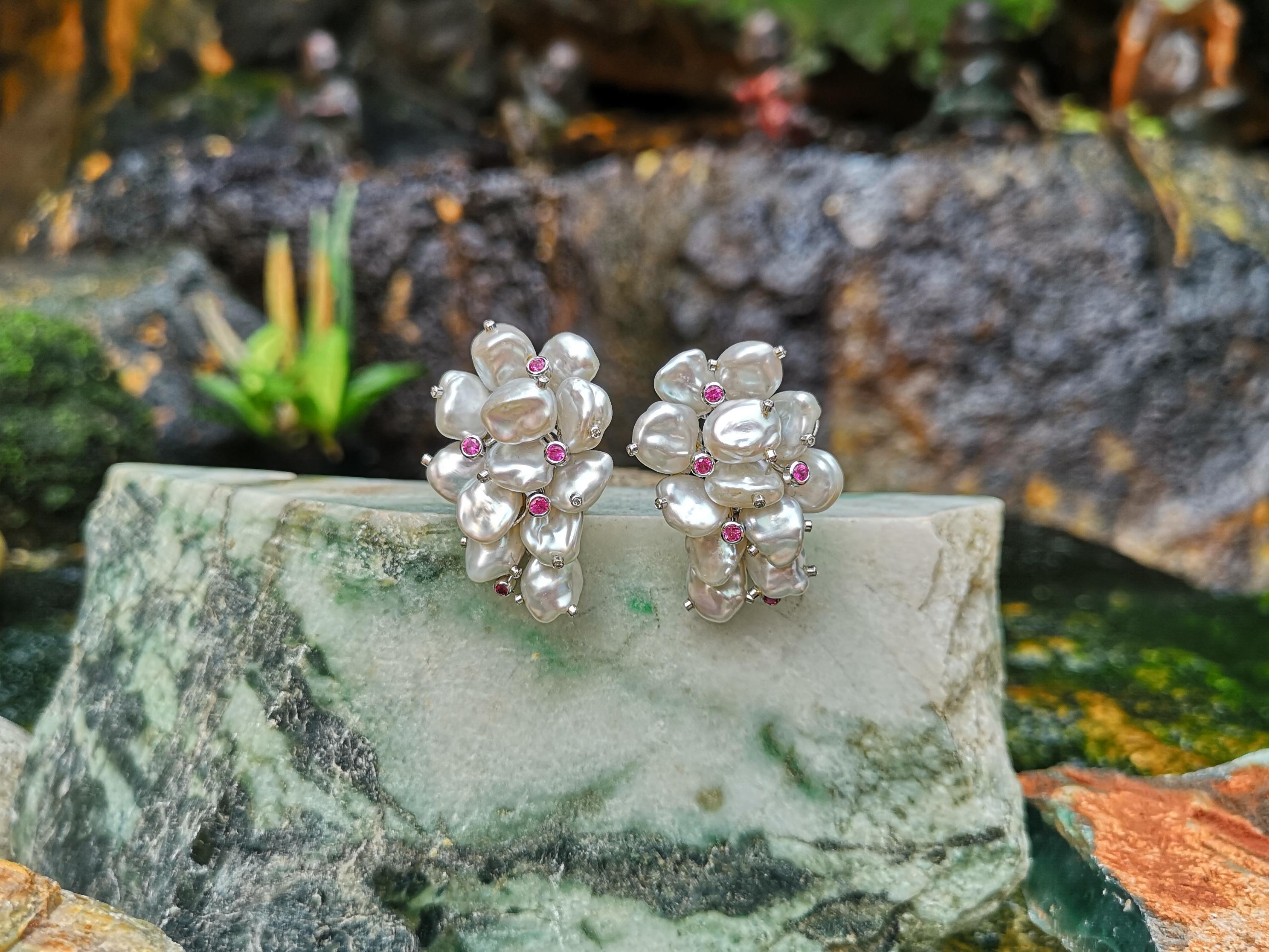 Contemporain Boucles d'oreilles en or blanc 18 carats avec perle, saphir rose et diamants en vente