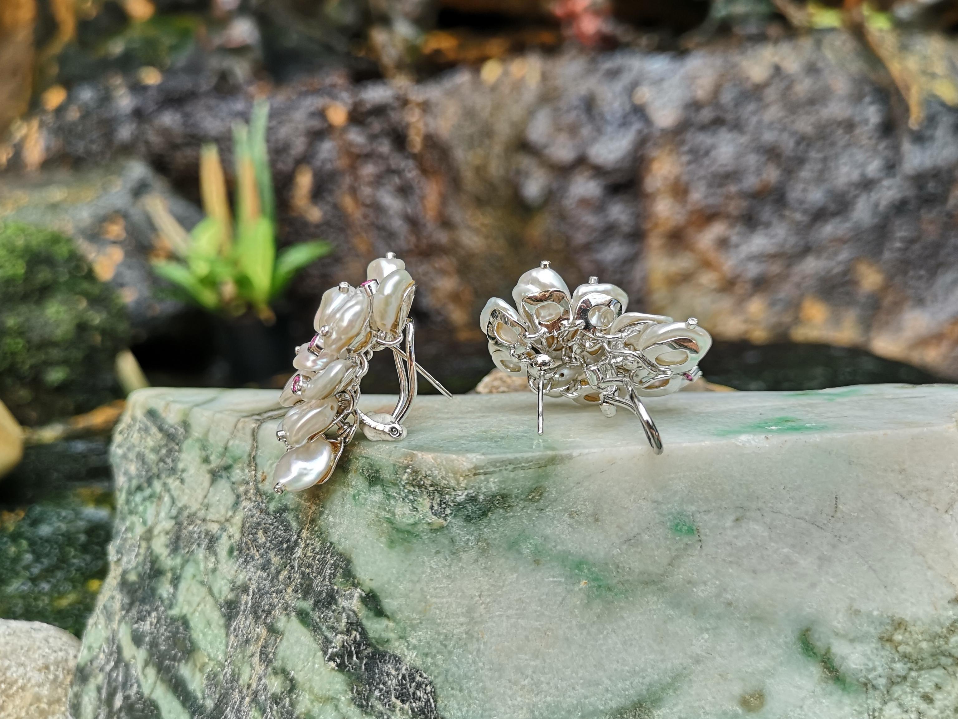 Perle, rosa Saphir, Diamant-Ohrringe aus 18 Karat Weißgold im Zustand „Neu“ im Angebot in Bangkok, TH