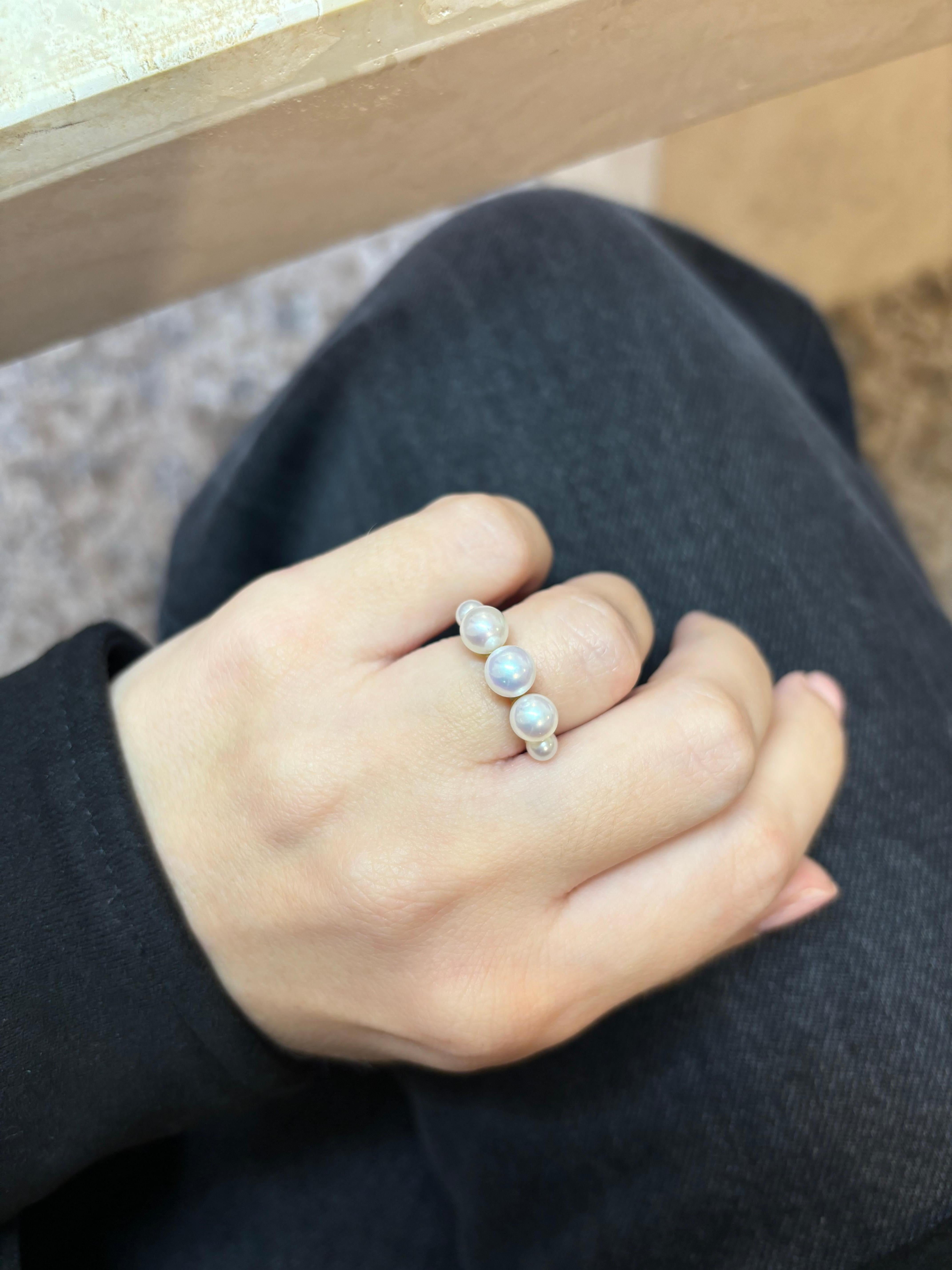 Il nostro anello di perle è realizzato in oro 18 carati e incastonato con cinque splendide perle d'acqua dolce di diverse dimensioni (da 4 a 6 mm) in oro giallo 18 carati. Si tratta di un anello chic e senza tempo, che si fa notare. 

Tutti i nostri