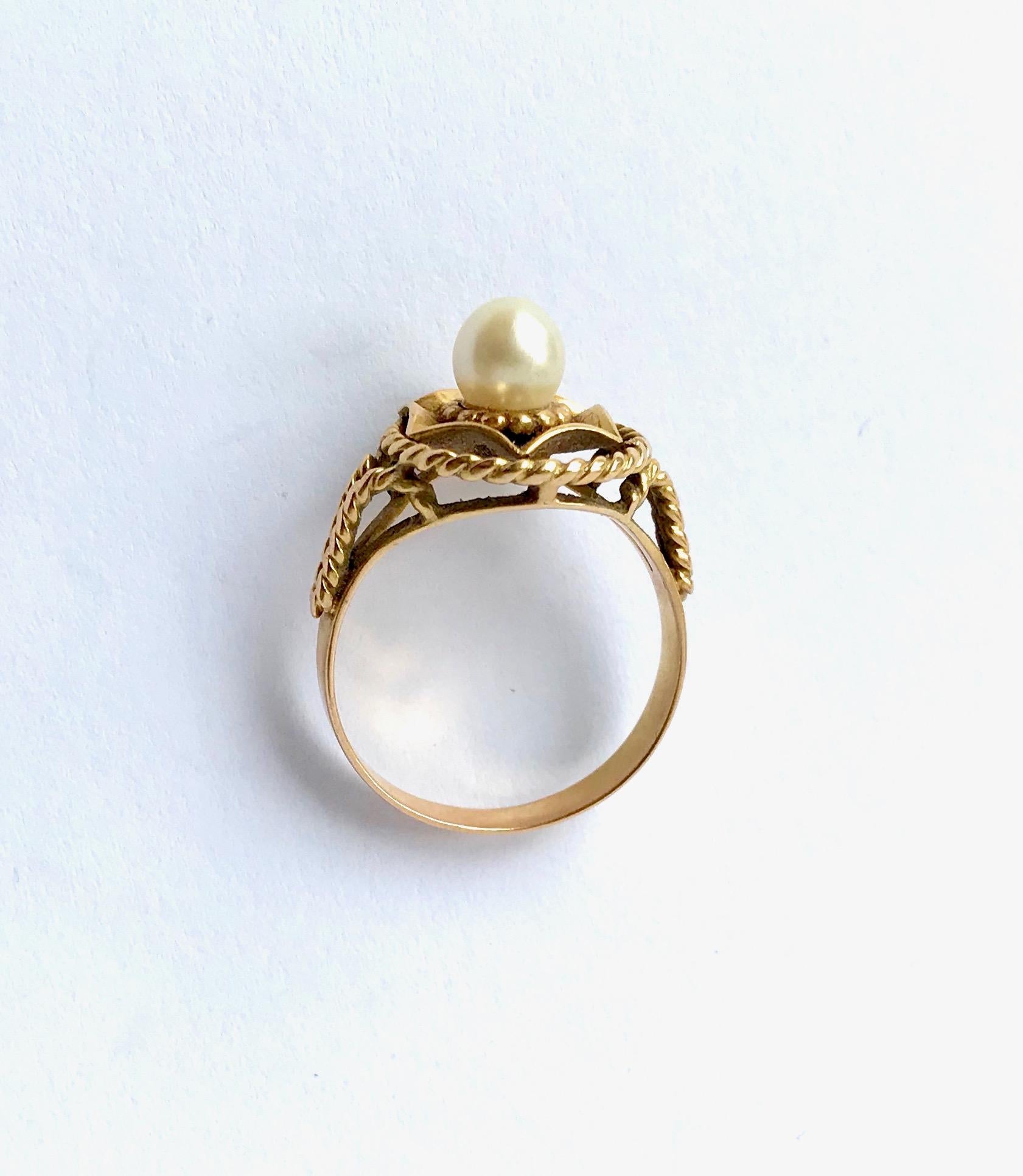 Bead Pearl Ring in 18 carat Yellow gold circa 1950-60 twisted work For Sale