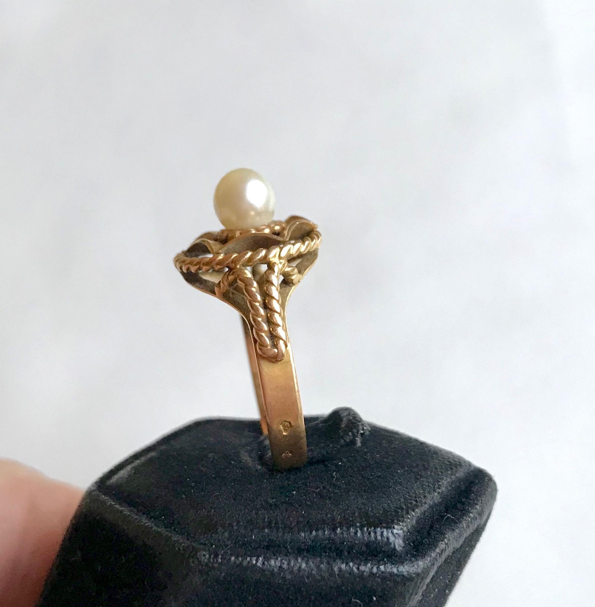 Pearl Ring in 18 carat Yellow gold circa 1950-60 twisted work In Good Condition For Sale In Paris, FR