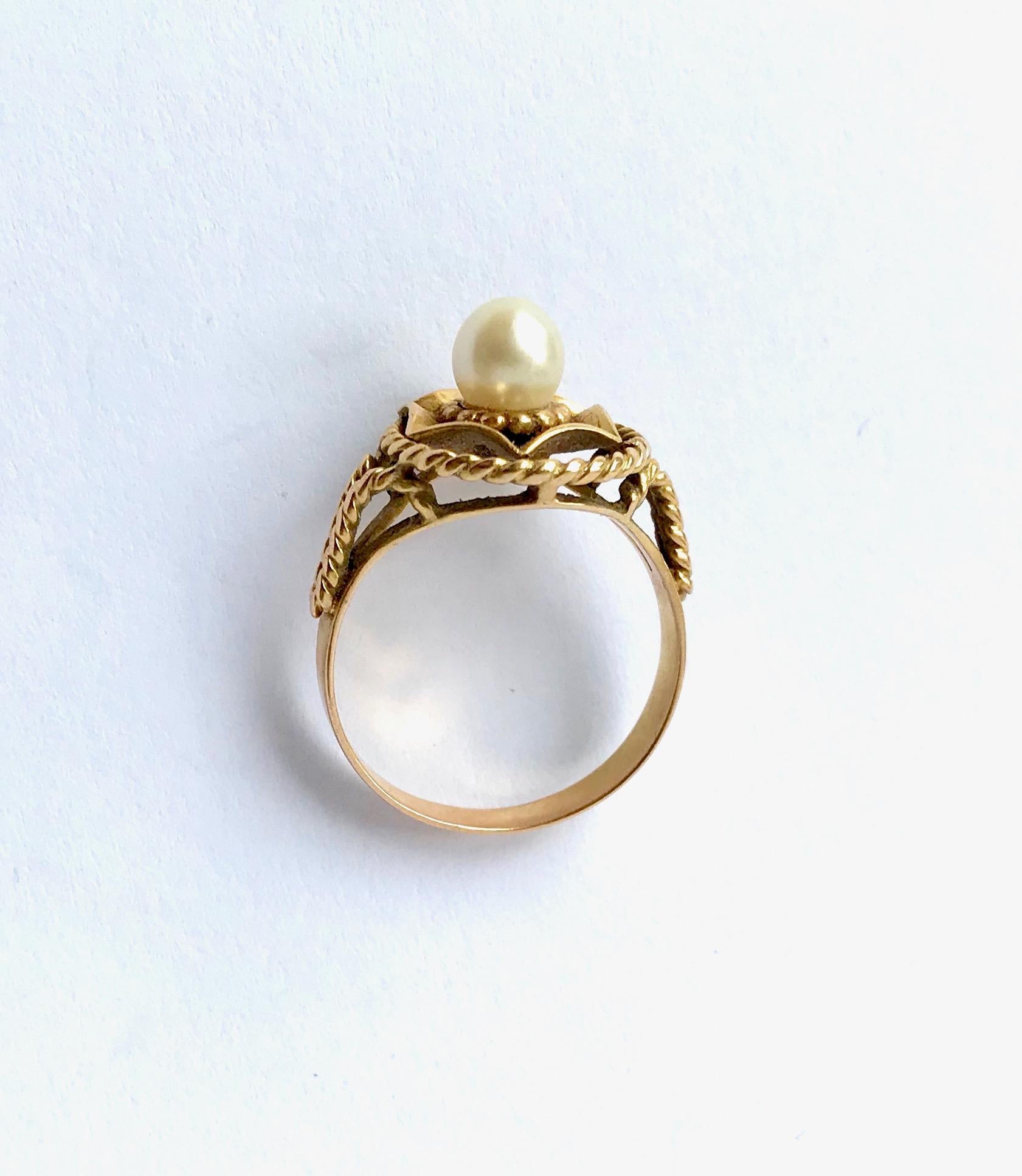Pearl Ring in 18 carat Yellow gold circa 1950-60 twisted work In Good Condition For Sale In Paris, FR