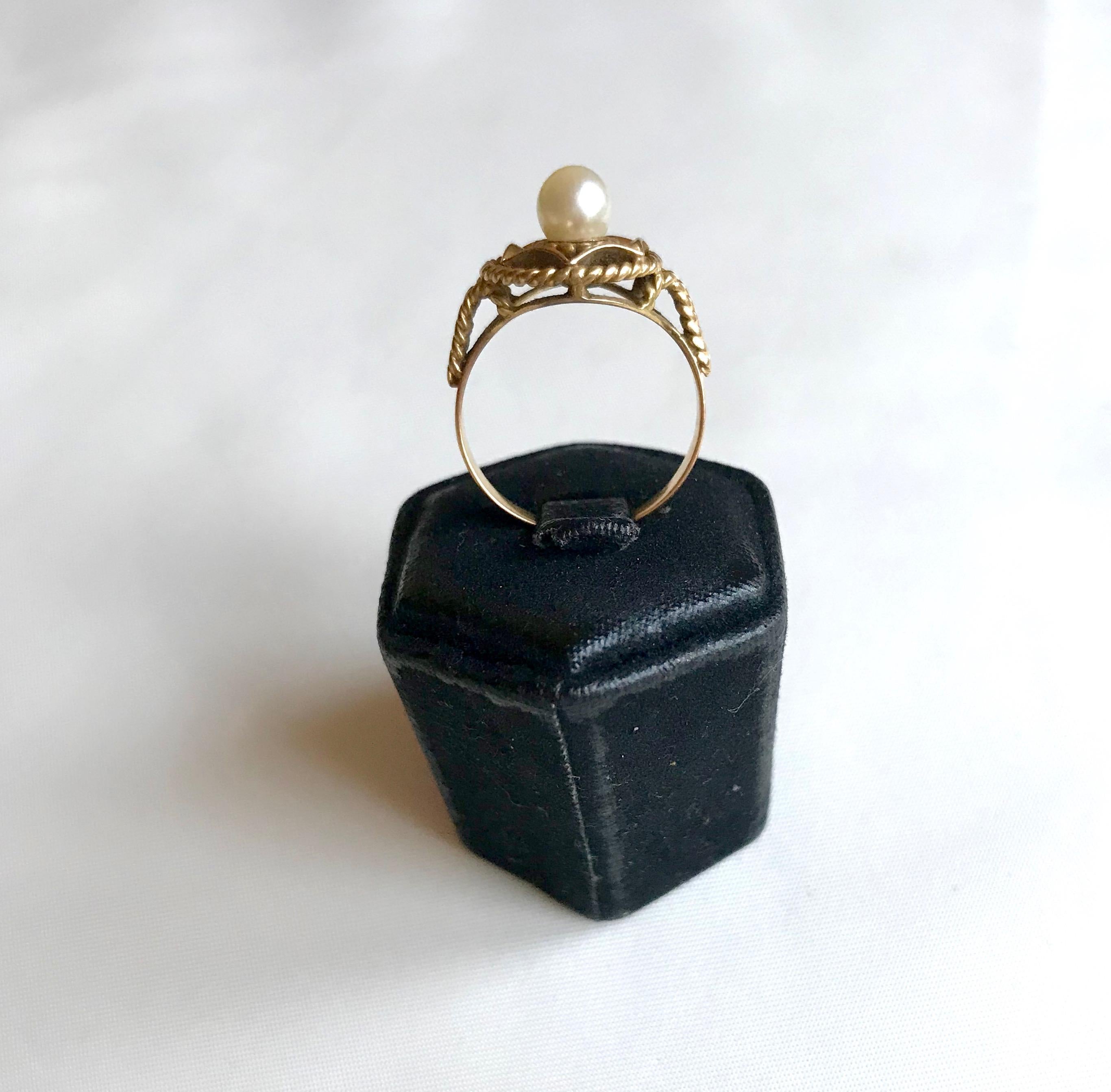 Women's Pearl Ring in 18 carat Yellow gold circa 1950-60 twisted work For Sale