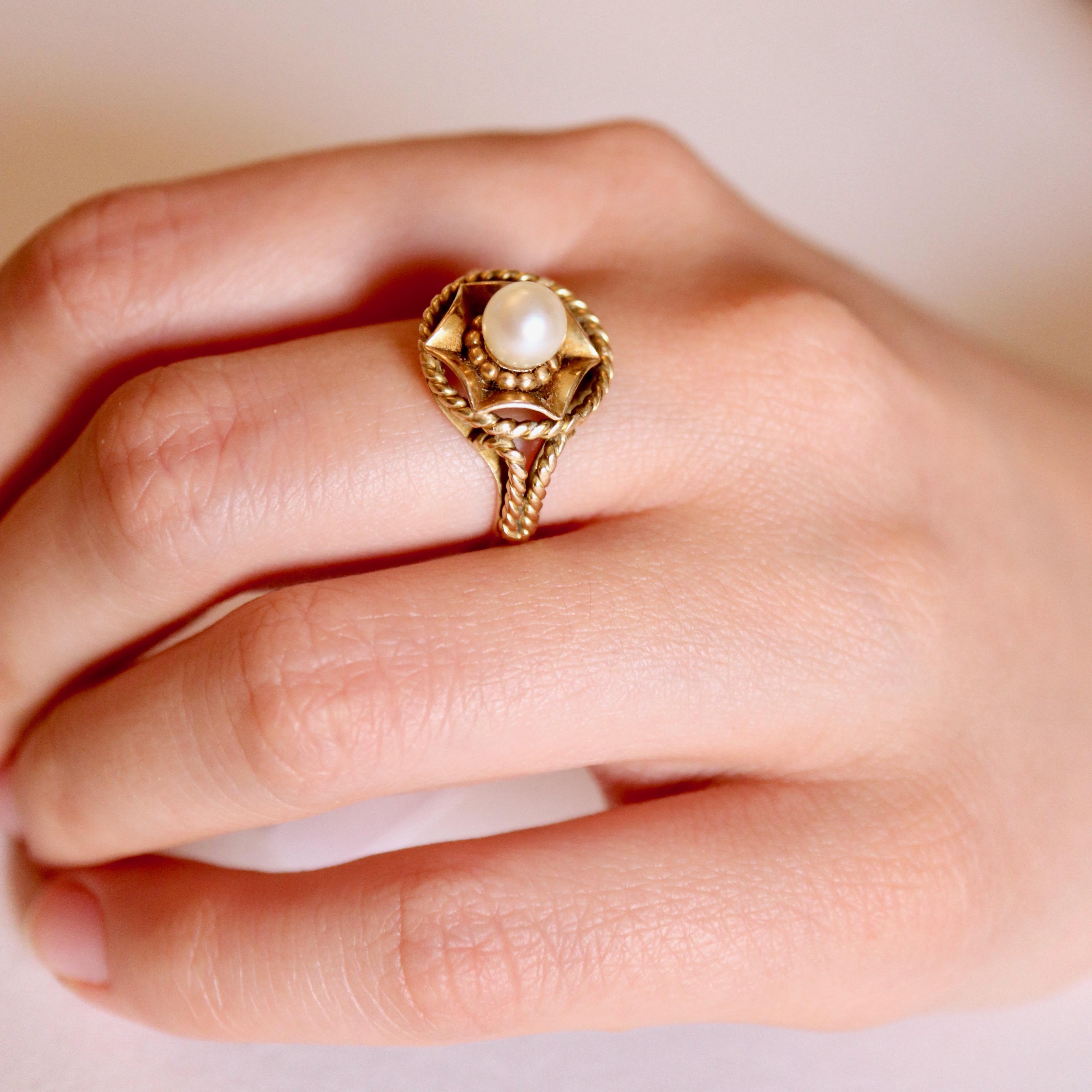 Pearl Ring in 18 carat Yellow gold circa 1950-60 twisted work For Sale 2