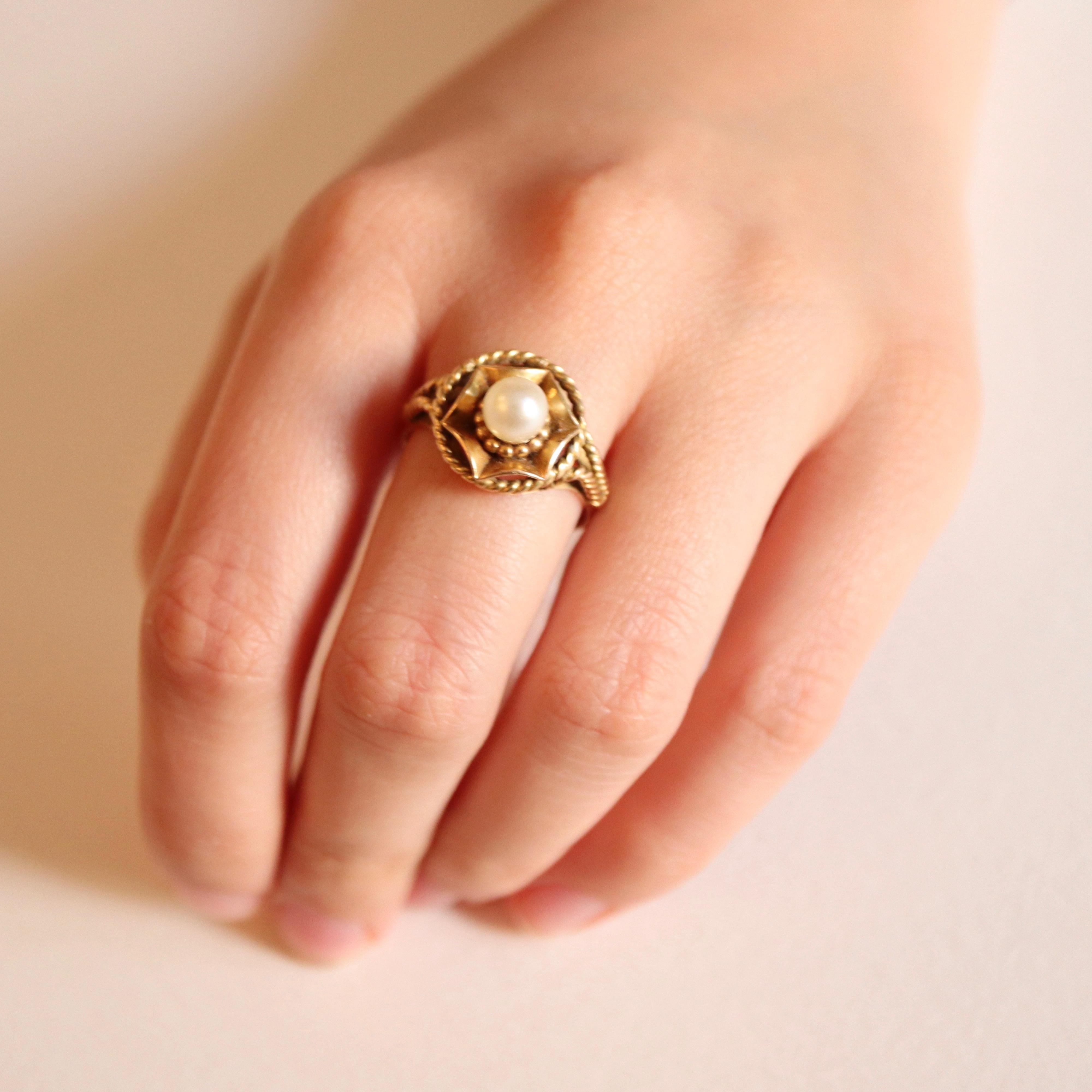 Pearl Ring in 18 carat Yellow gold circa 1950-60 twisted work For Sale 3