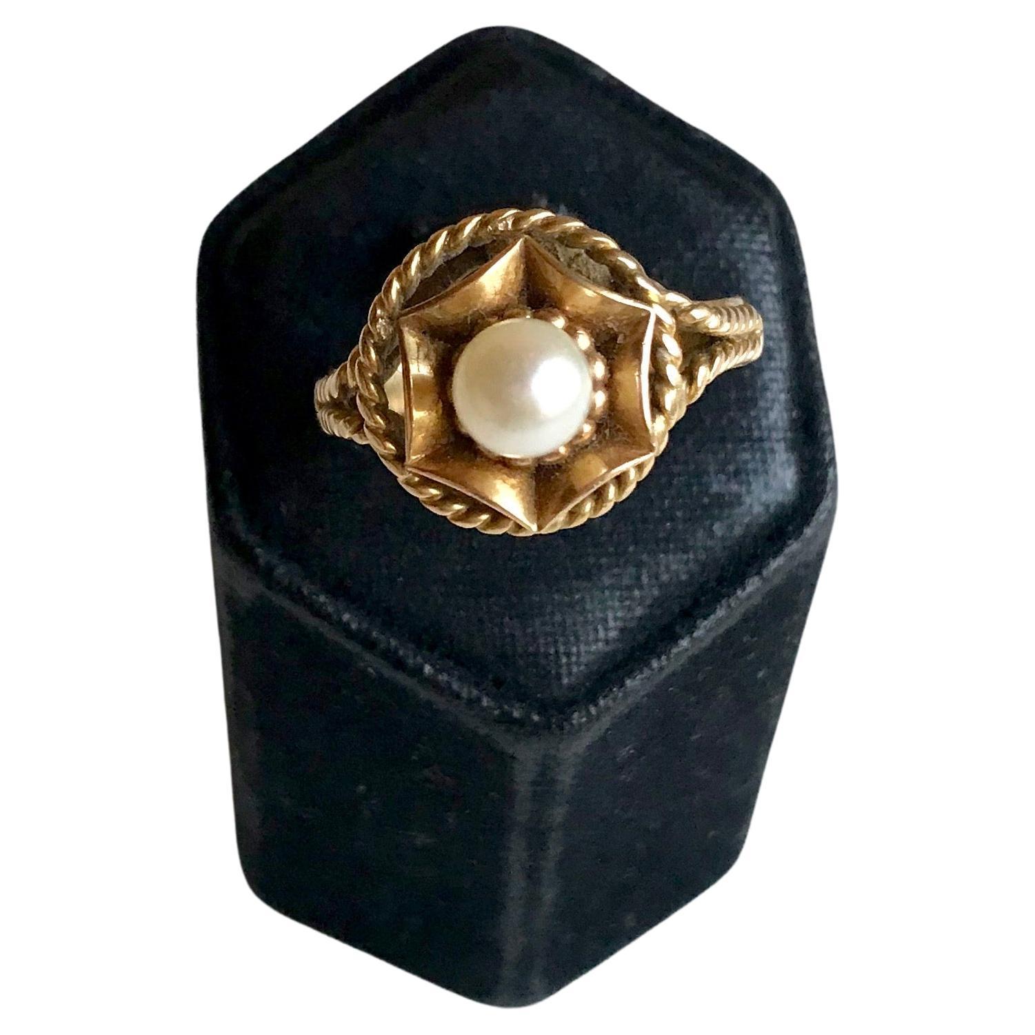 Pearl Ring in 18 carat Yellow gold circa 1950-60 twisted work For Sale