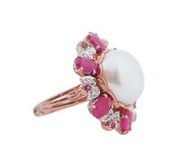 Anello con perla, rubini, diamanti, oro rosa e argento.