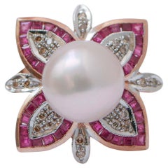 Perles, rubis, diamants, or rose et argent  Anneau.
