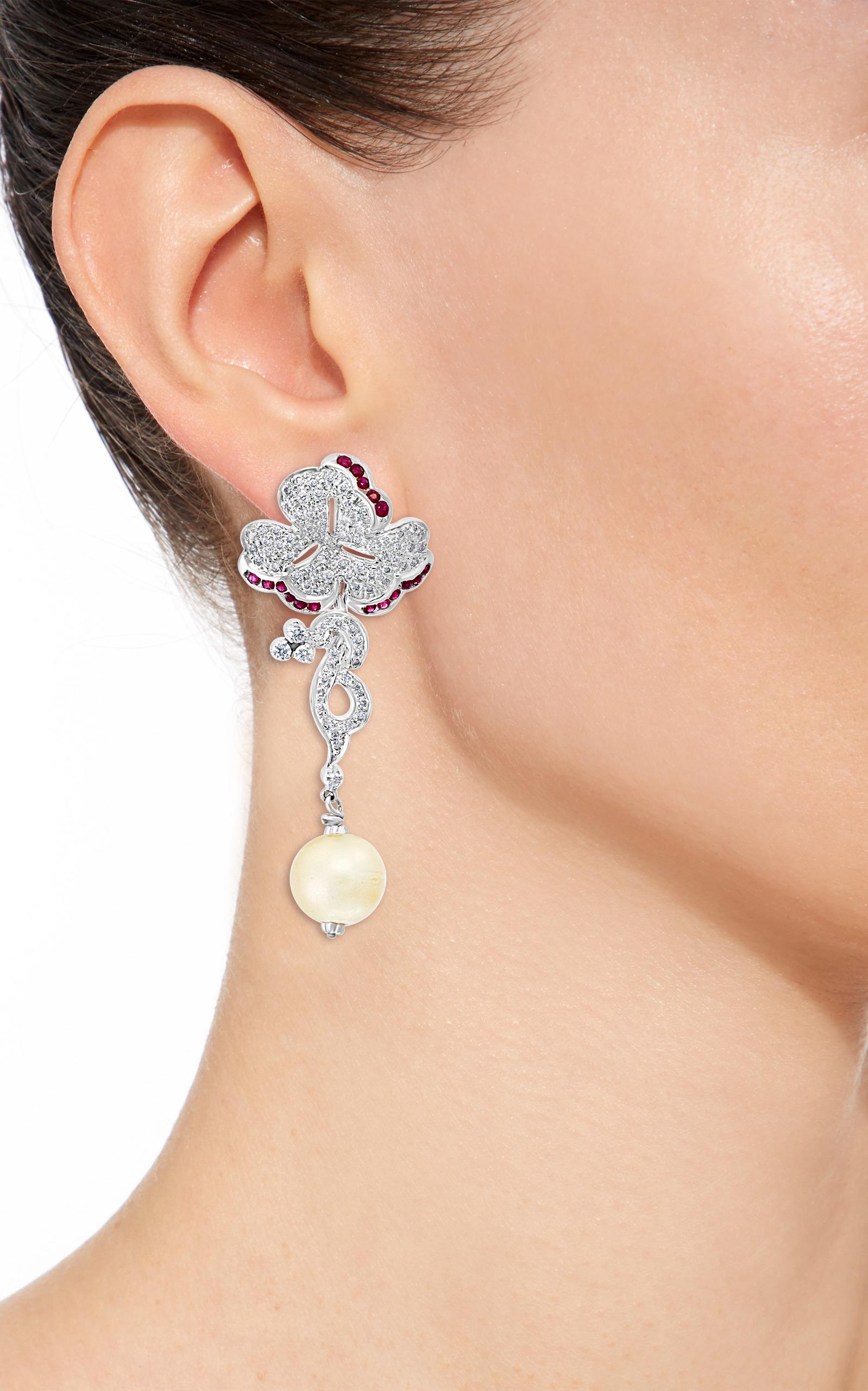 Suite collier et boucles d'oreilles en or blanc 18 carats, perles, rubis et diamants, parure de succession en vente 5